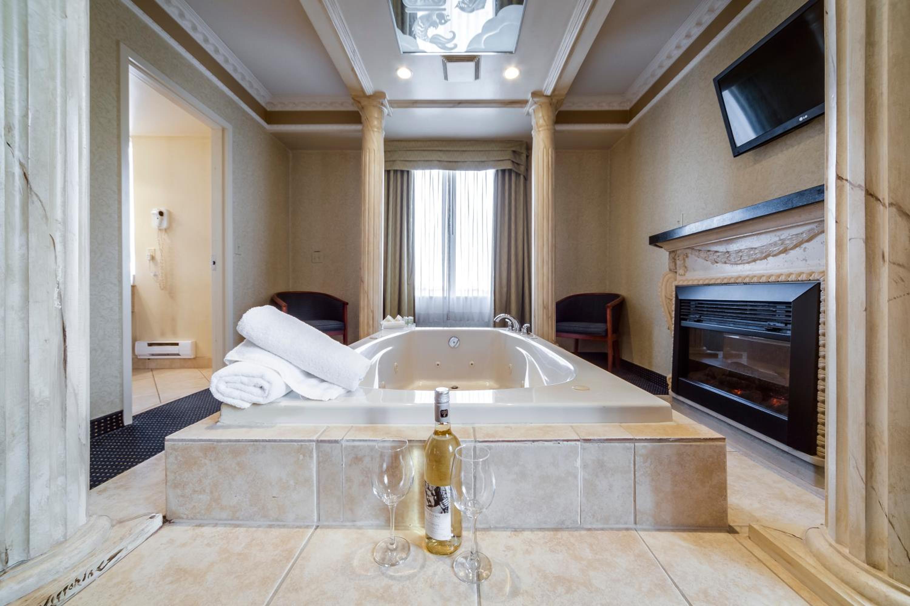 Luxury King Suite With Jetted Tub - Photo 4