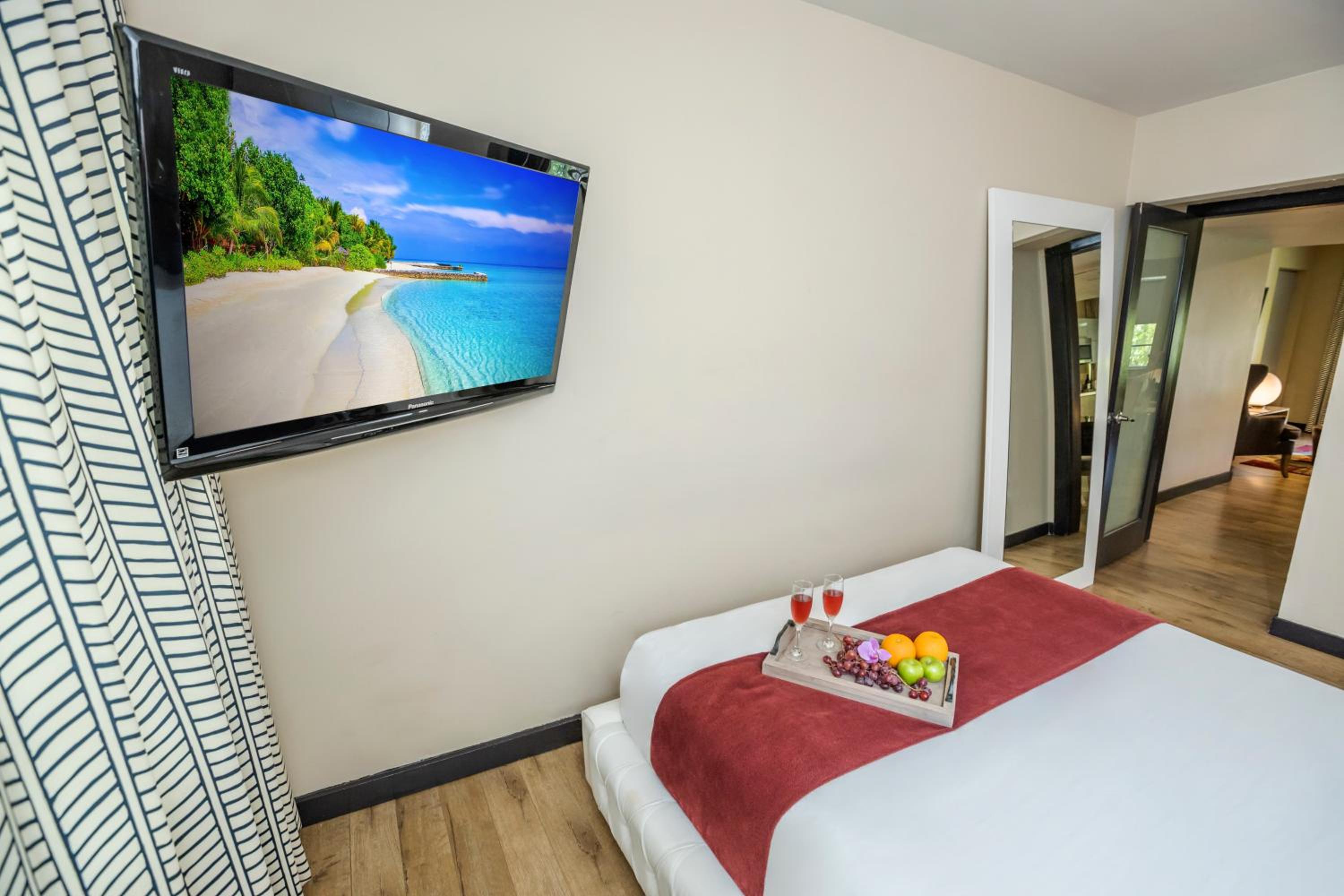 Deluxe Two Bedroom Suite - Photo 6