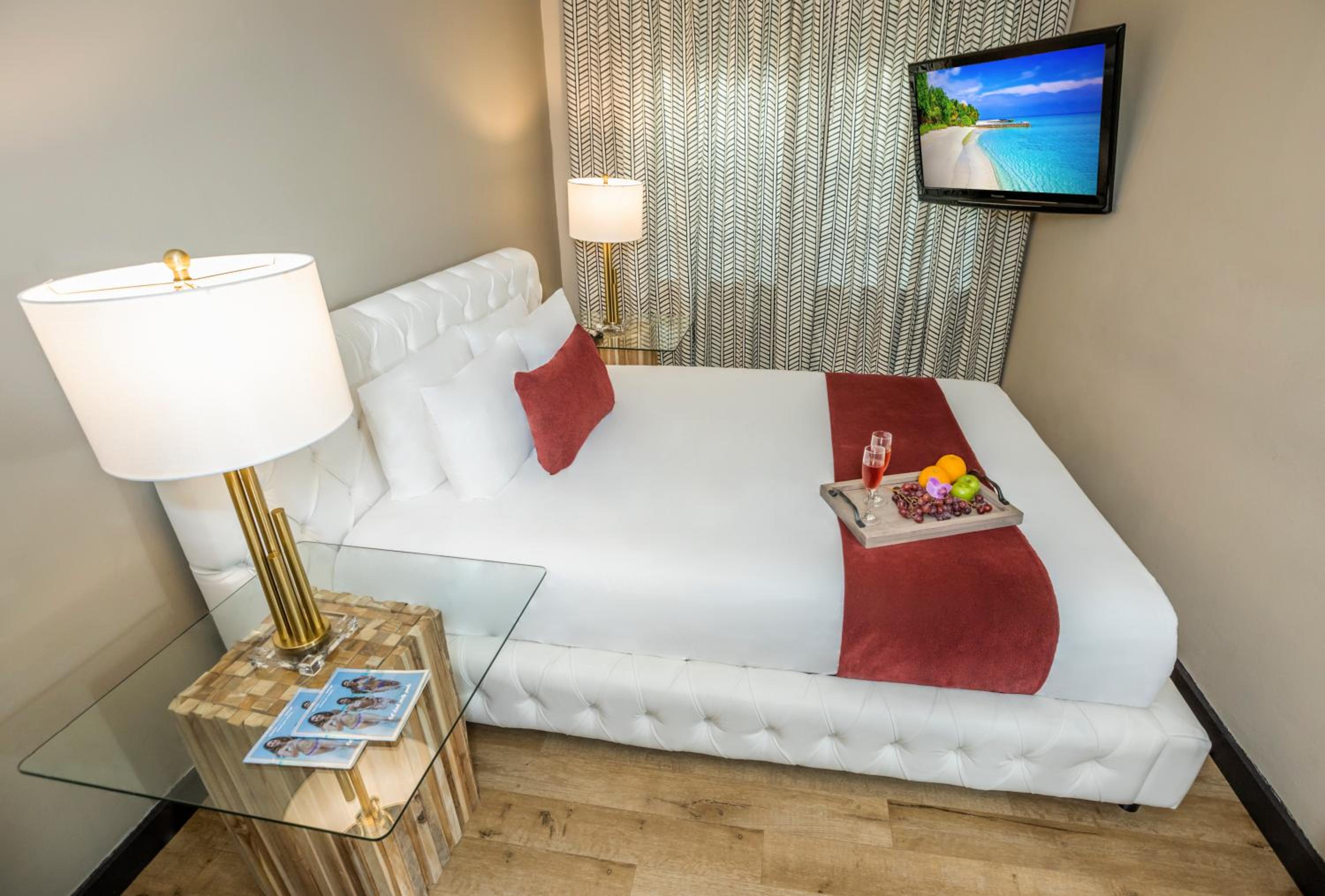 Deluxe Two Bedroom Suite - Photo 7