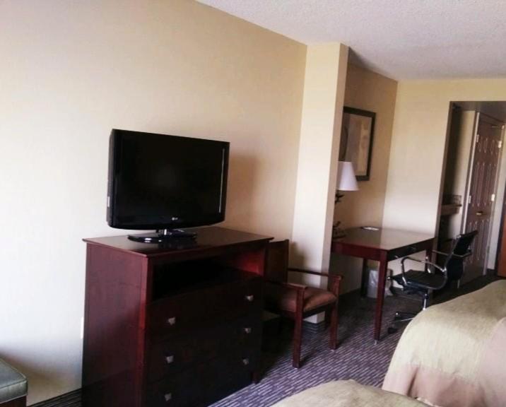 Queen Room with Two Queen Beds - Non-Smoking - Photo 1
