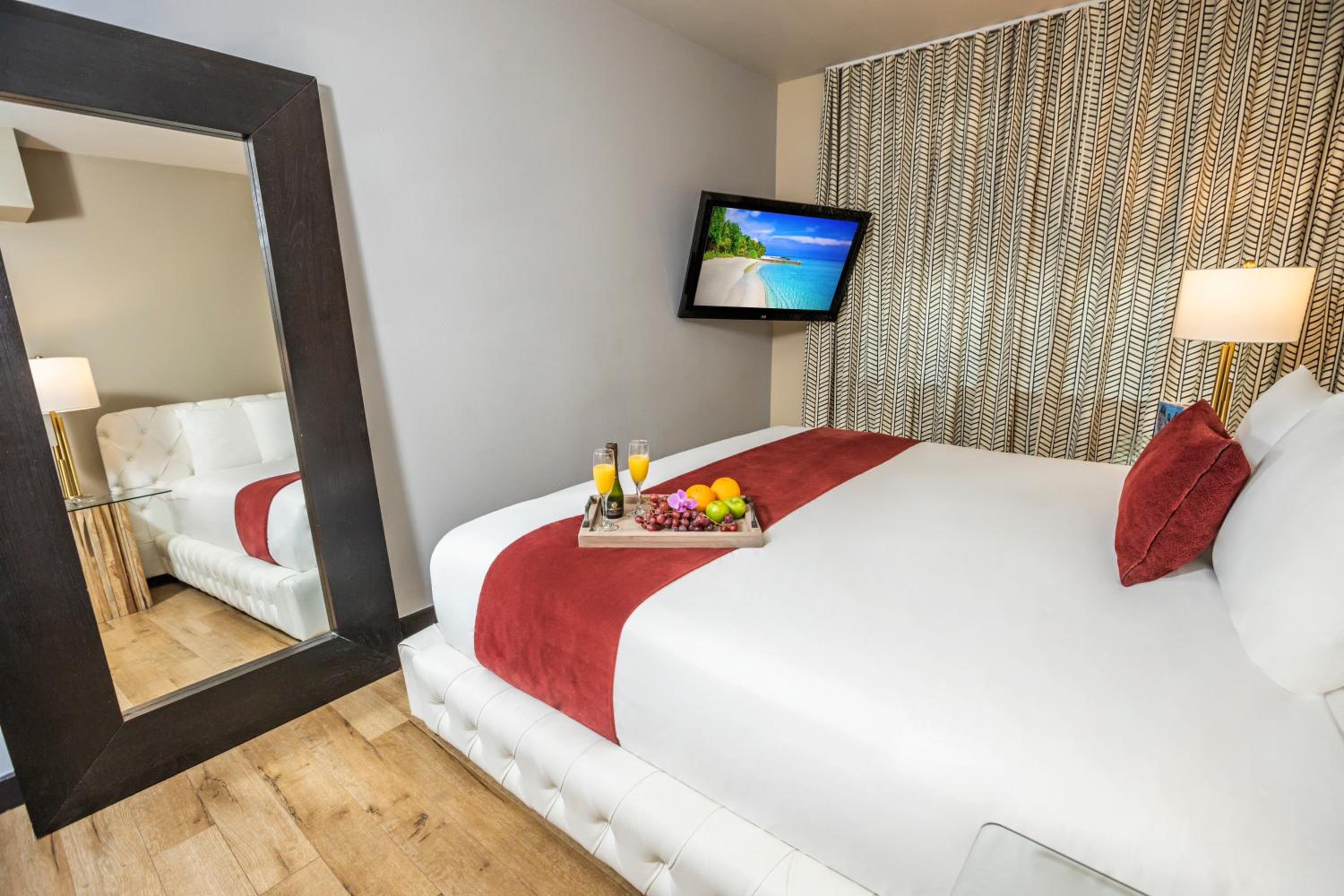 Deluxe Two Bedroom Suite - Photo 11