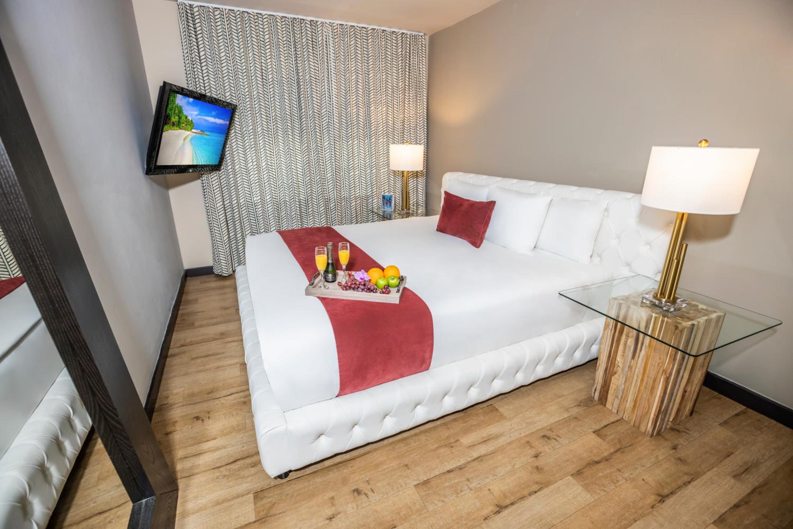Deluxe Two Bedroom Suite - Photo 10