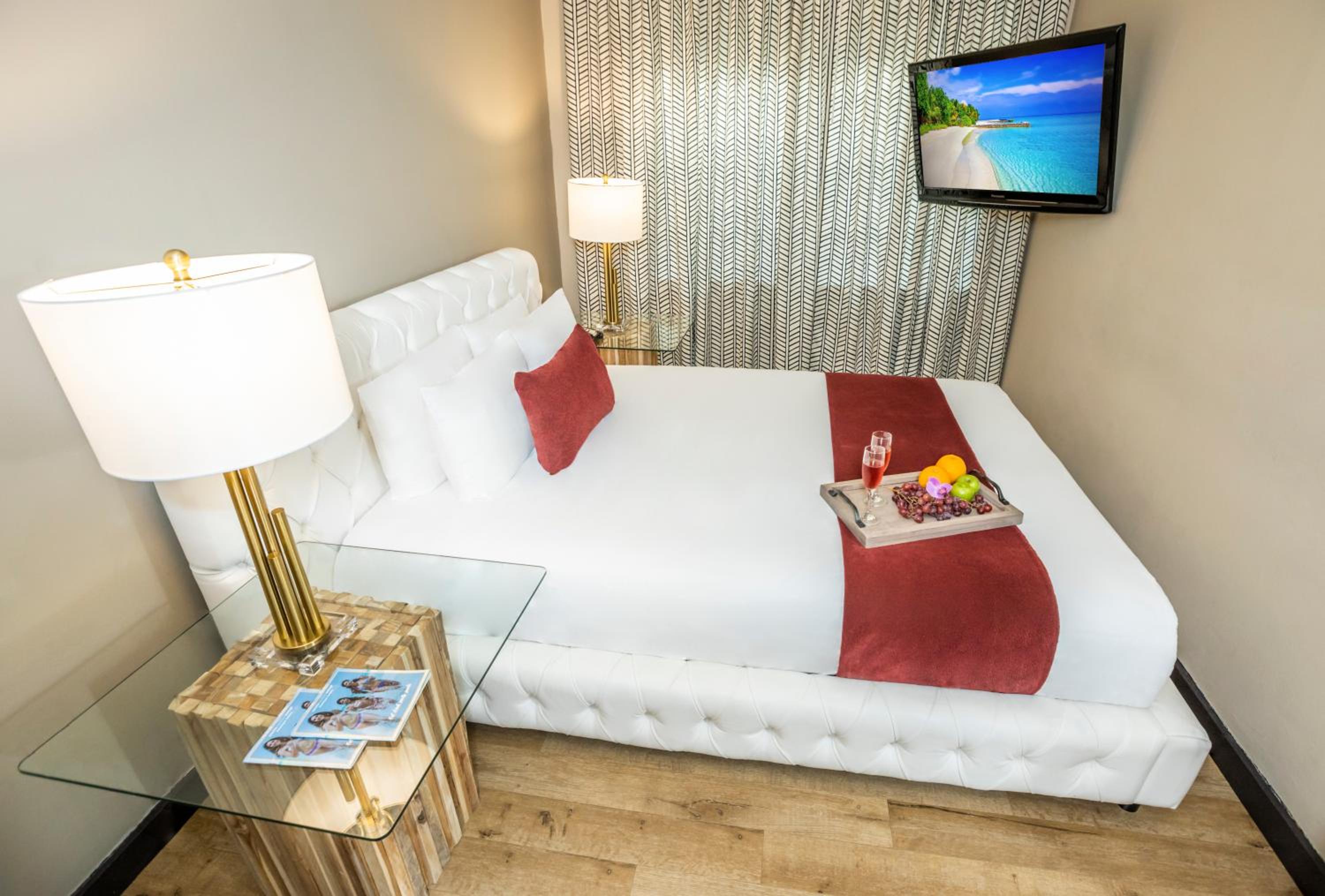 Deluxe Two Bedroom Suite - Photo 16