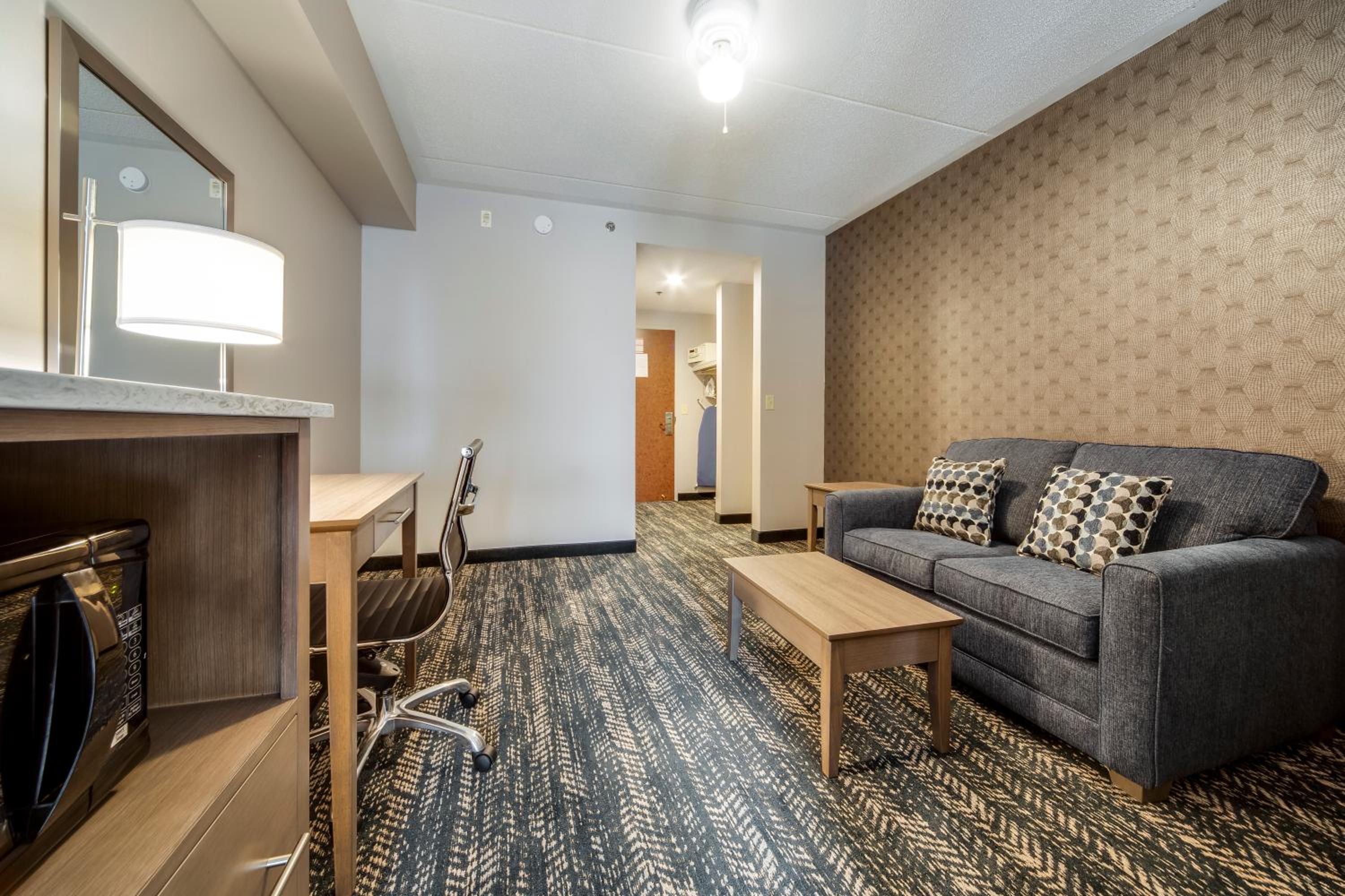 Queen Suite with Sofa Bed - Photo 5