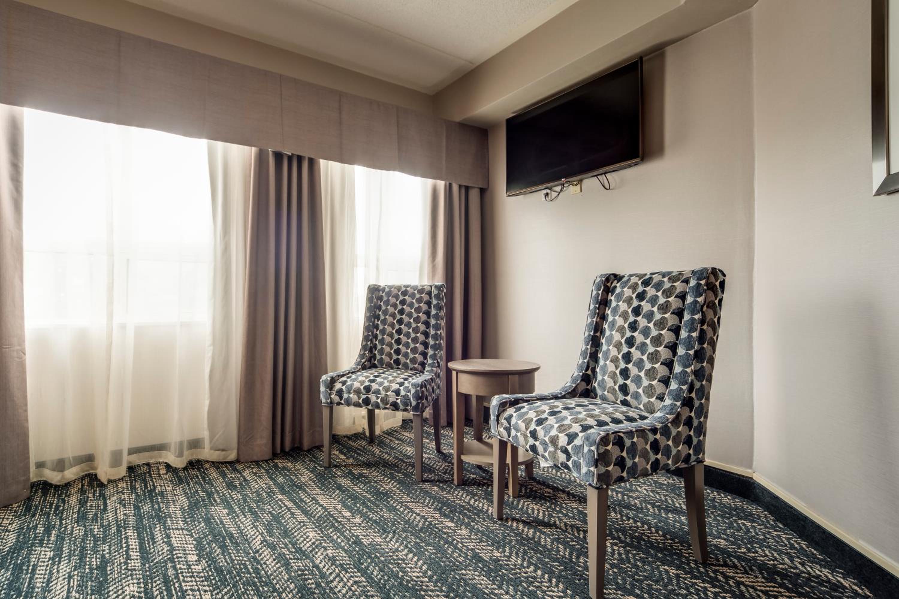 Queen Suite with Sofa Bed - Photo 2