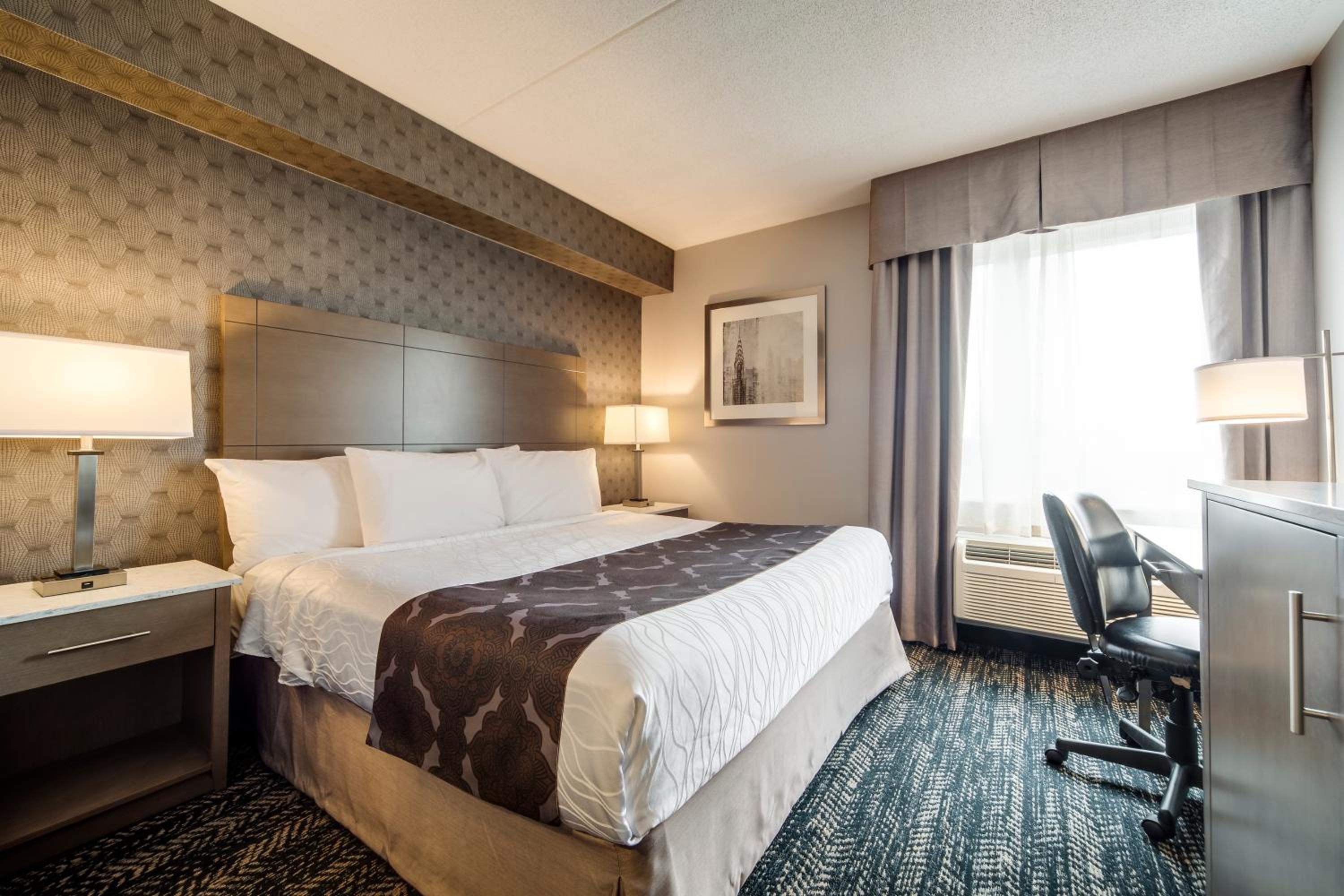 Queen Suite with Sofa Bed - Photo 7