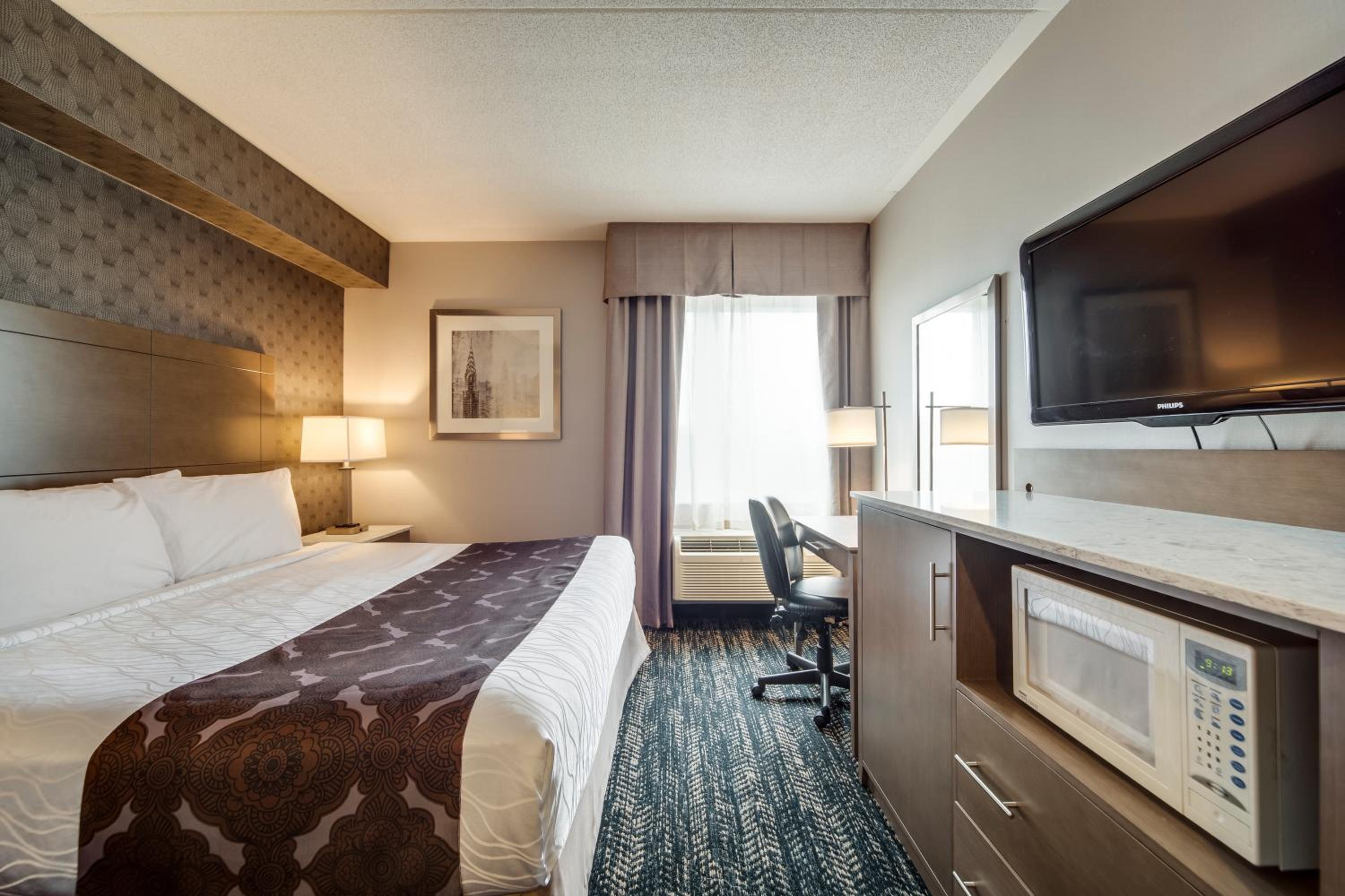 Queen Suite with Sofa Bed - Photo 4