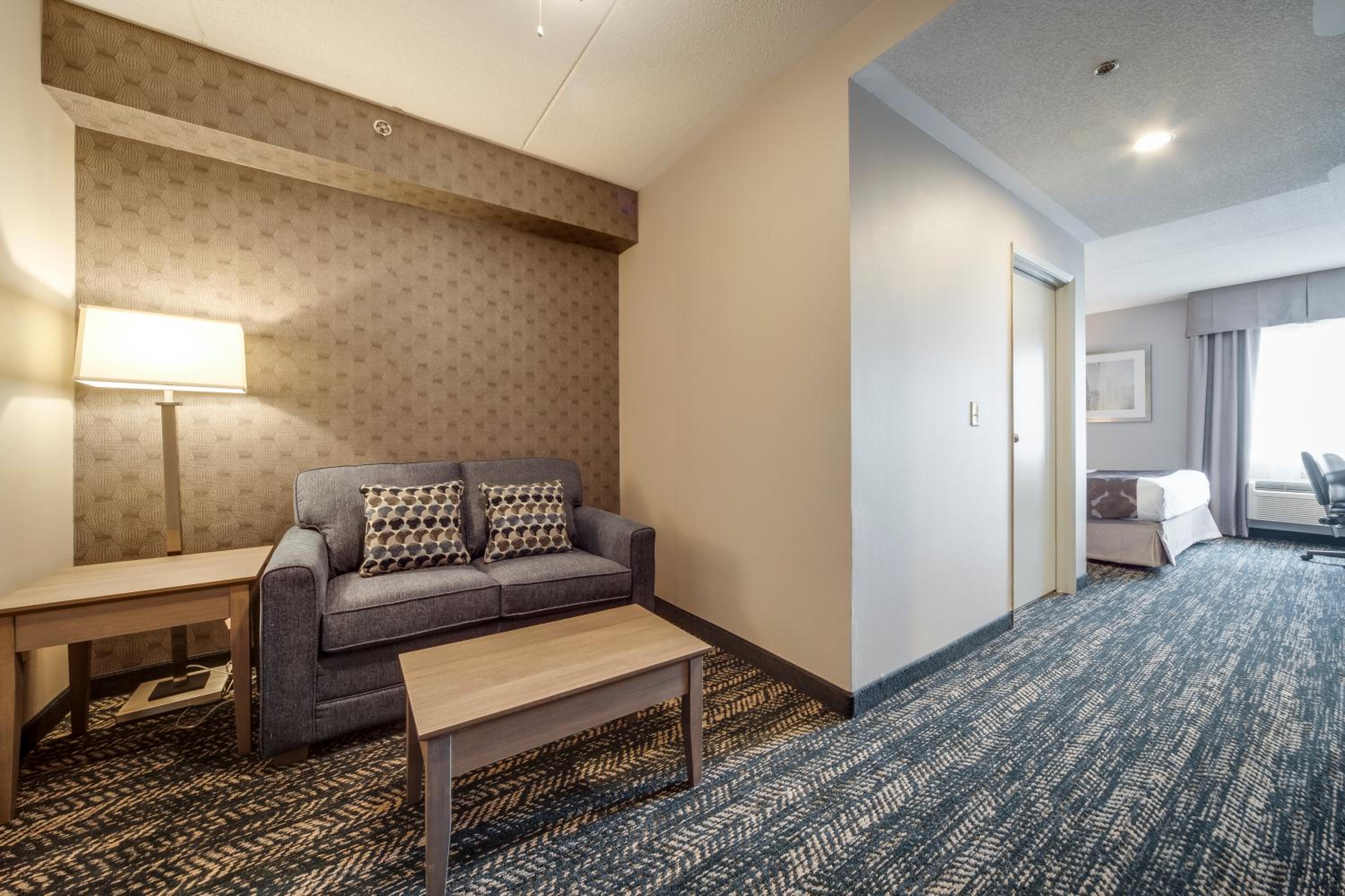 Queen Suite with Sofa Bed - Photo 3