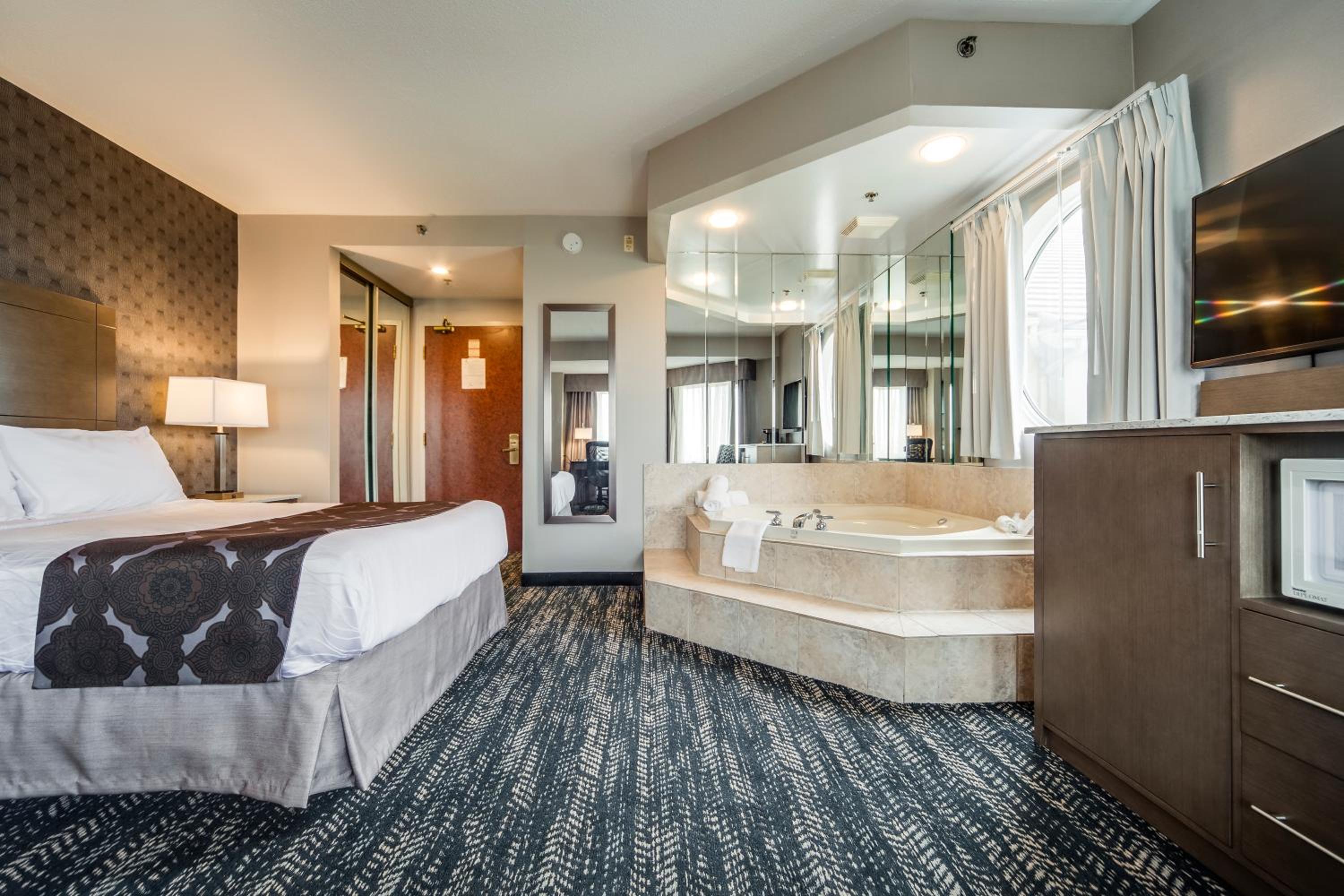 Queen Suite with Jetted Tub - Photo 5