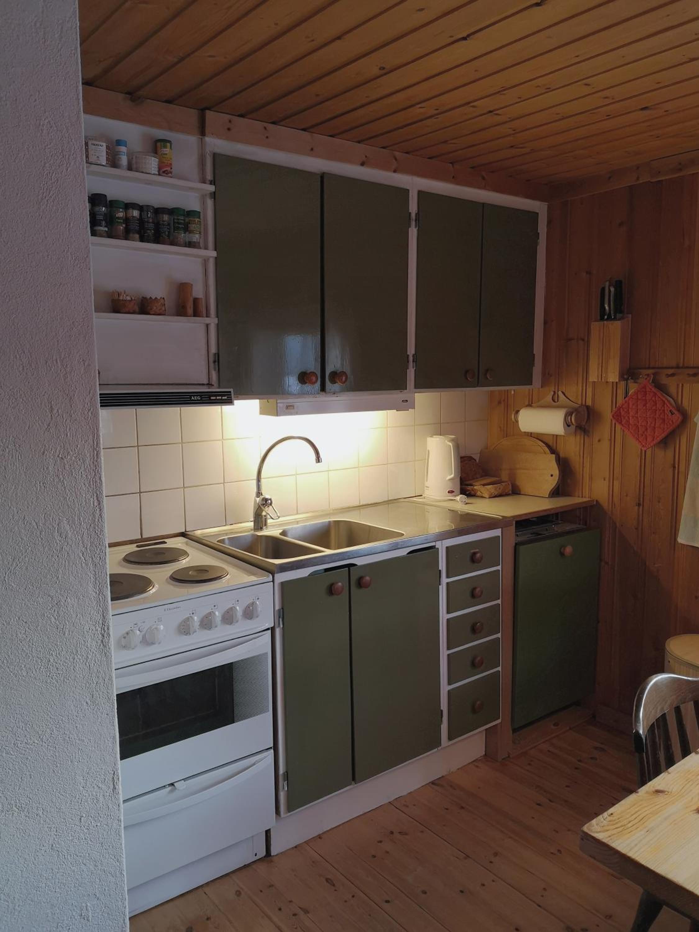 Three-Bedroom House photo 3