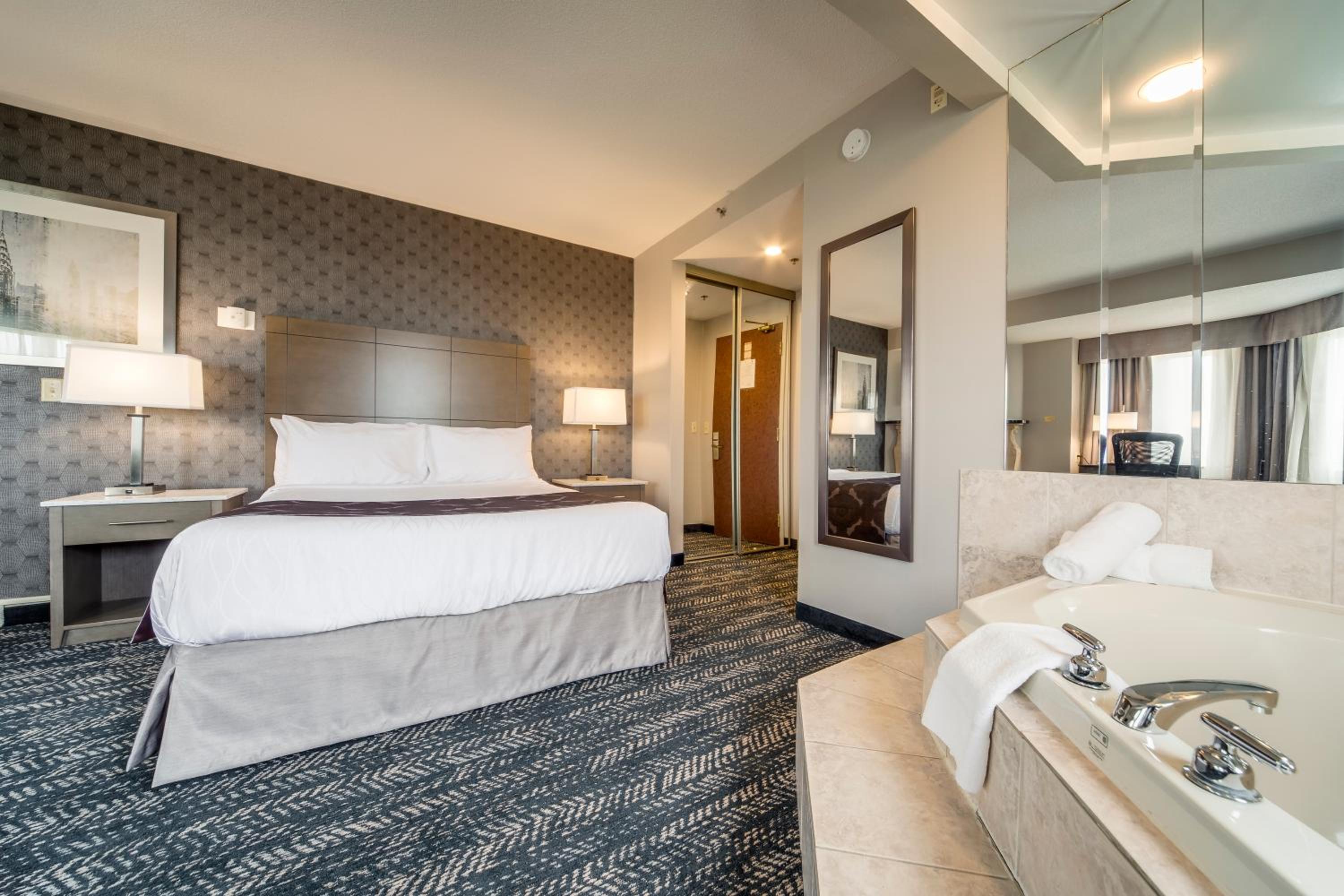 Queen Suite with Jetted Tub - Photo 4