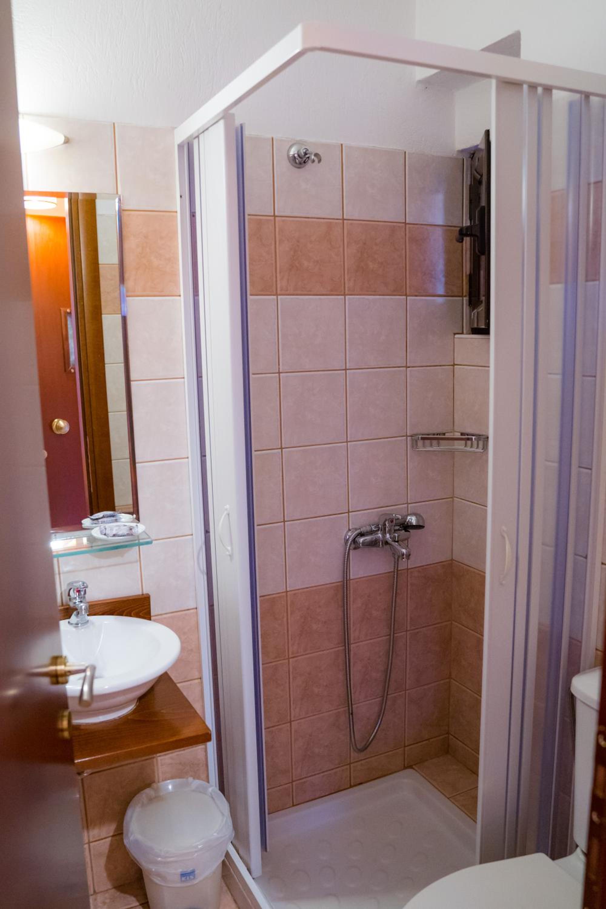 Standard Double or Twin Room with Balcony - Photo 8