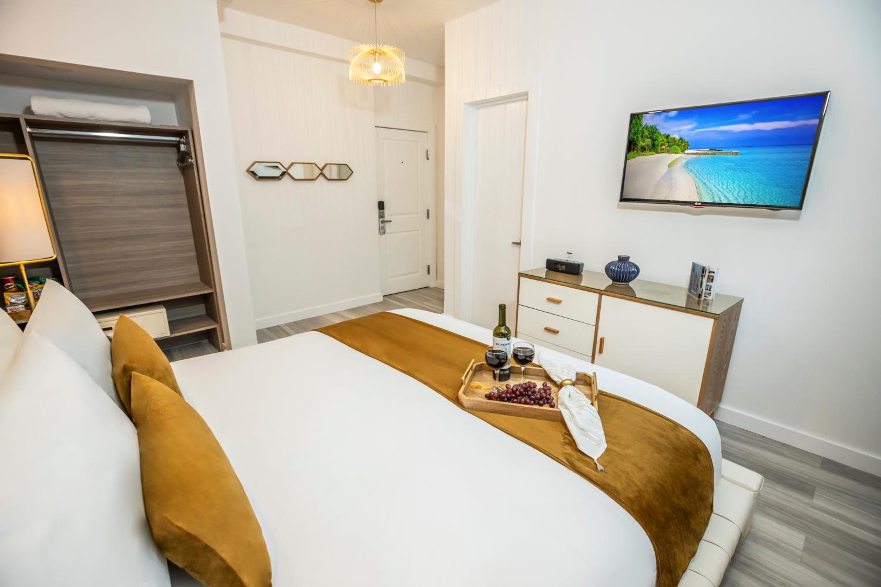 King Bedroom - Photo 8