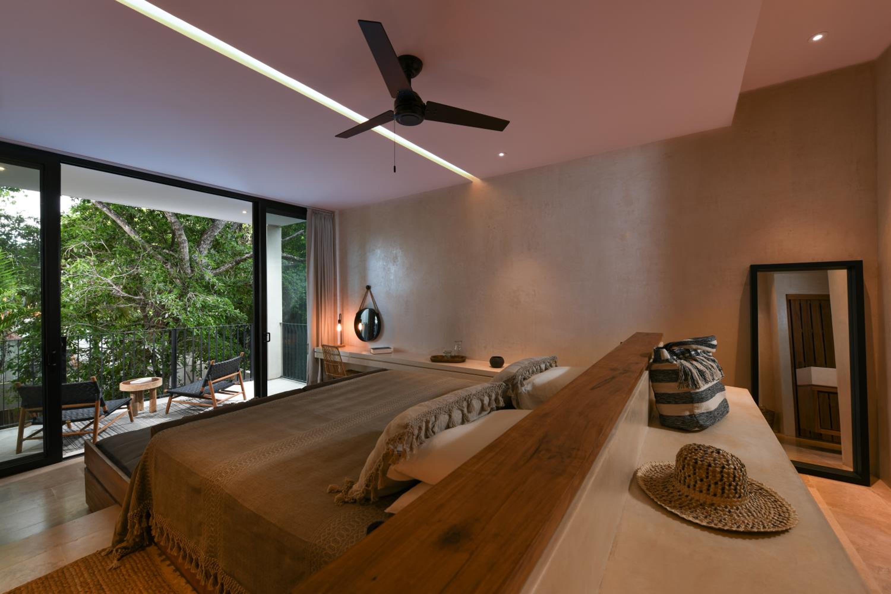 King Suite with Balcony and Garden View - Photo 9