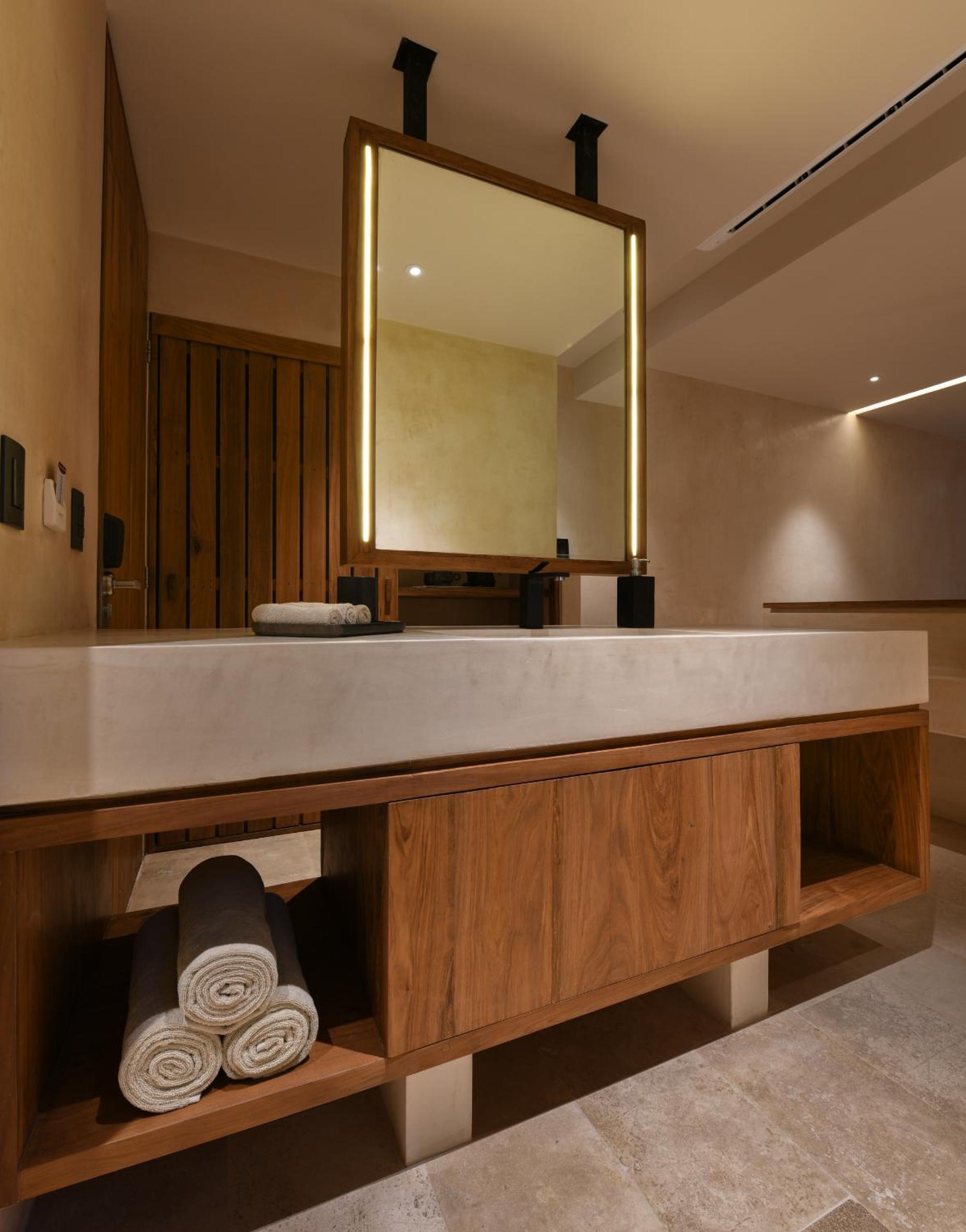 King Suite with Balcony and Garden View - Photo 4