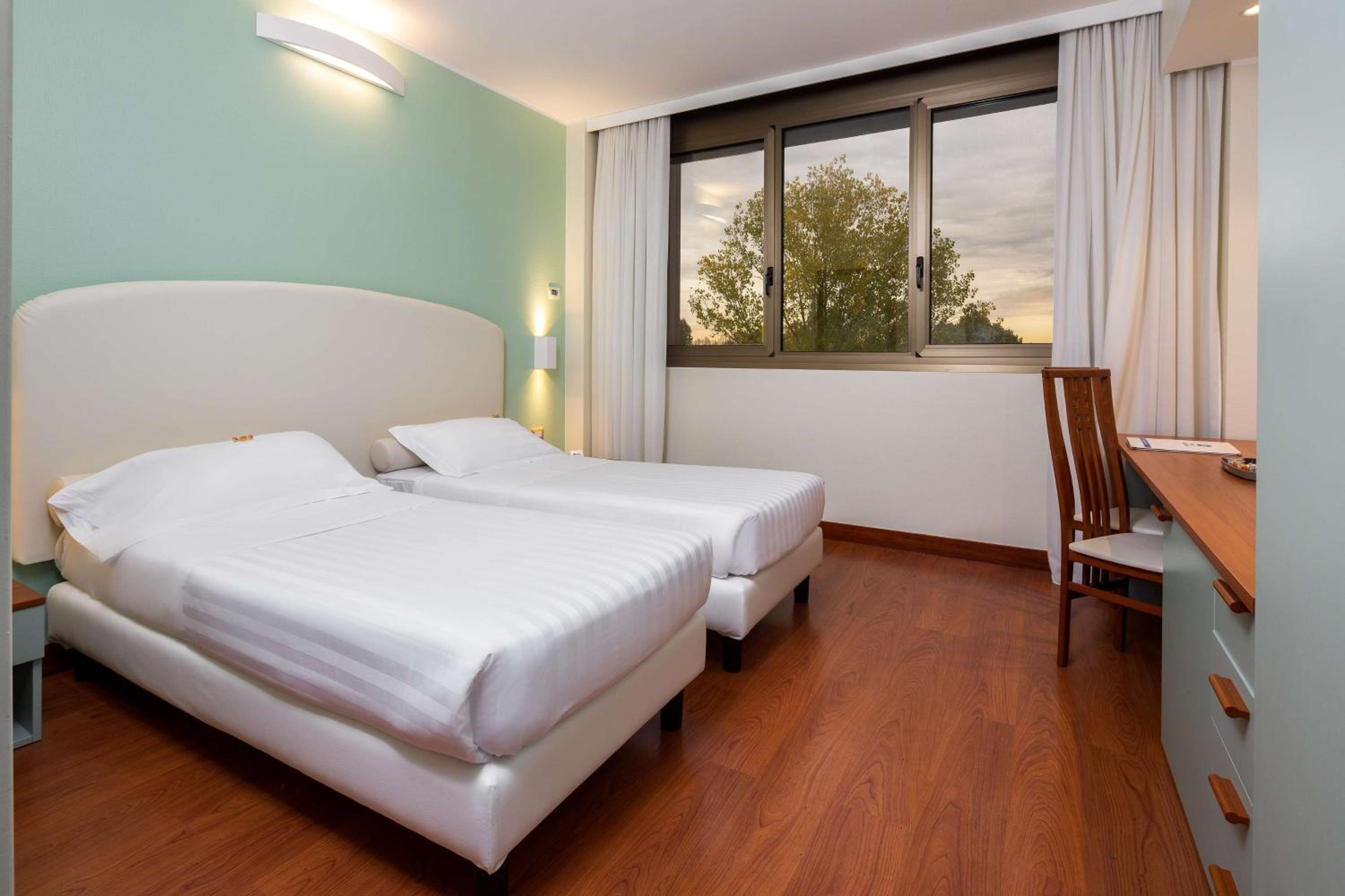 Standard Twin Room - Photo 5