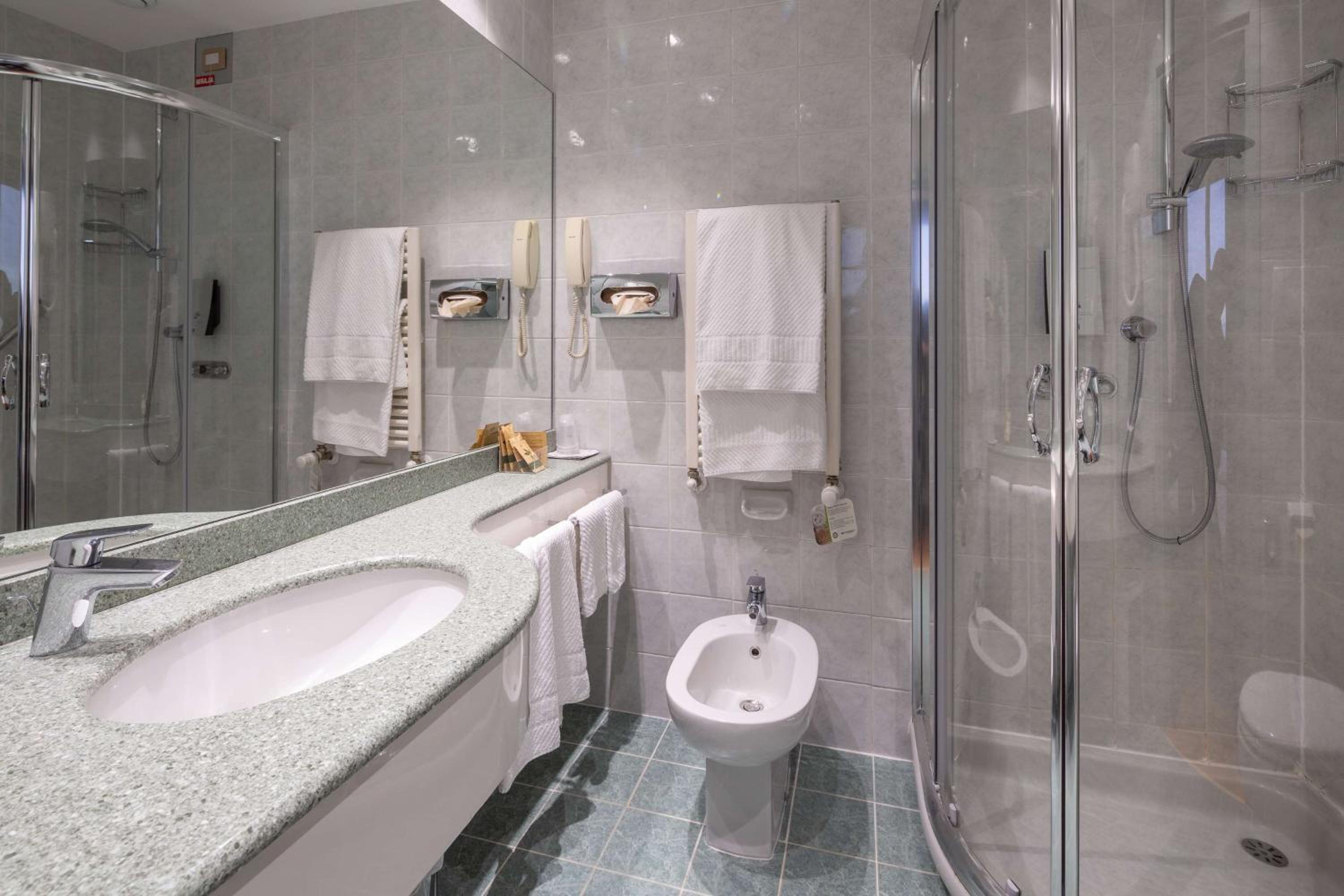 Standard Twin Room - Photo 7