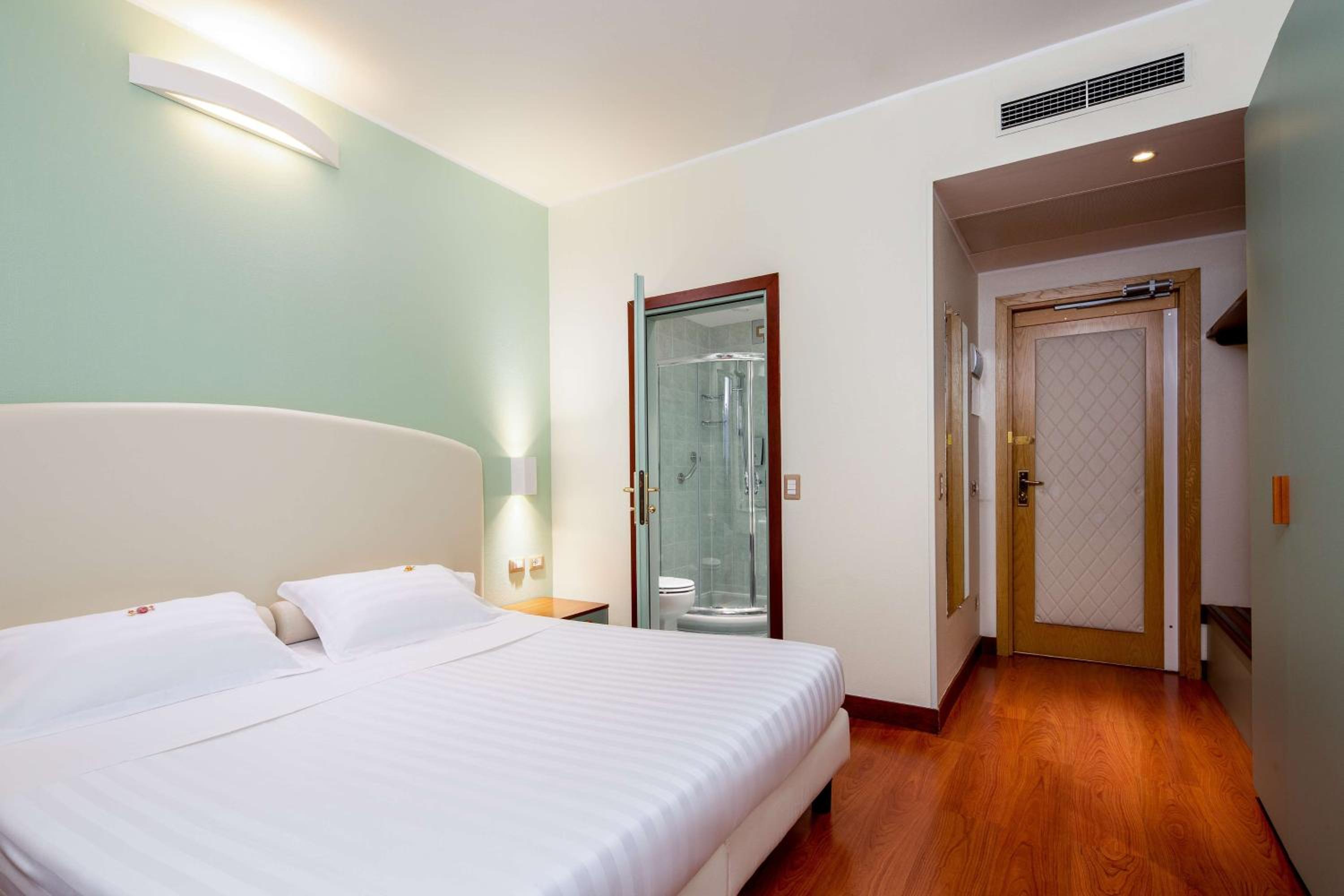Standard Double Room - Photo 7