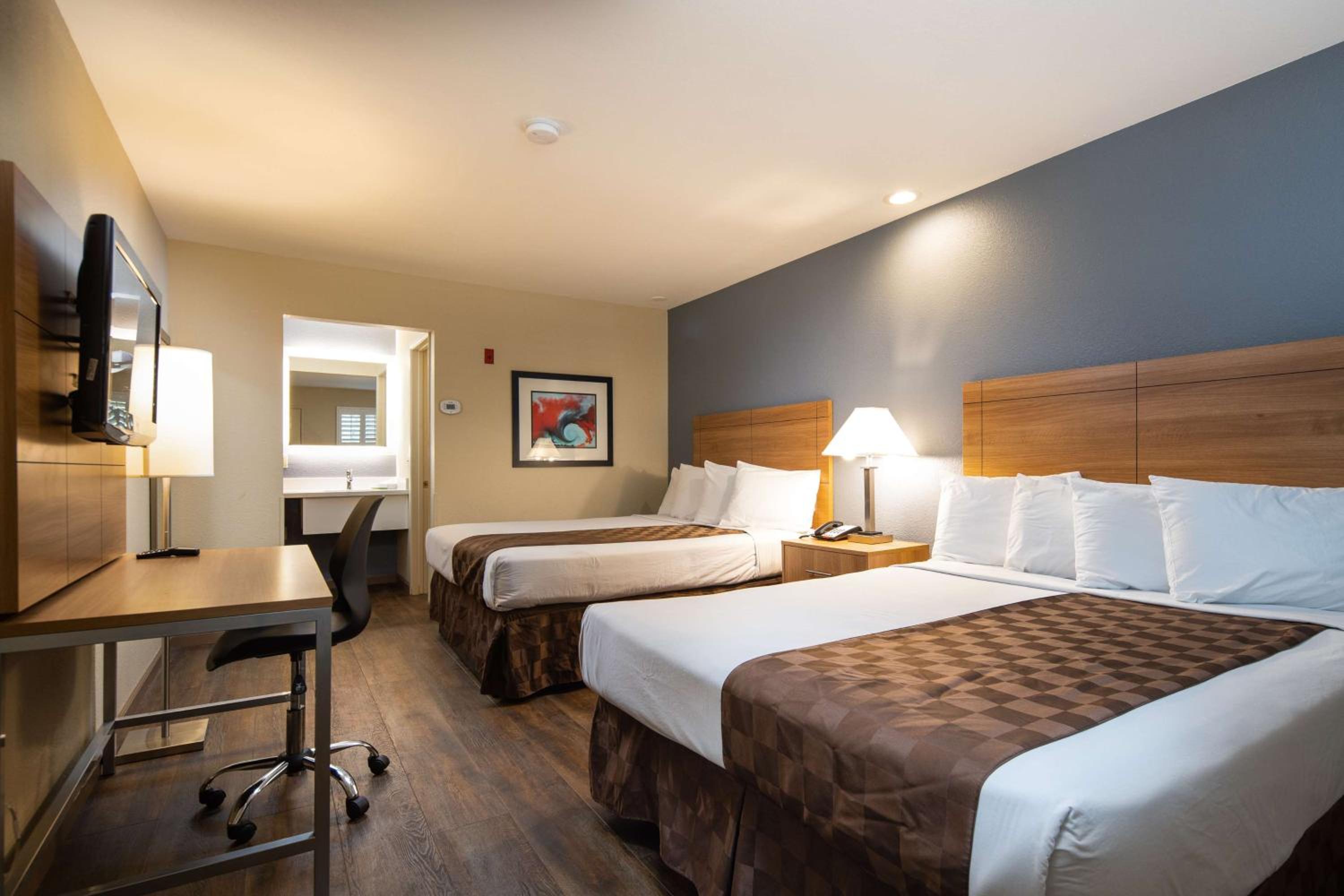 Queen Room with Two Queen Beds photo 1
