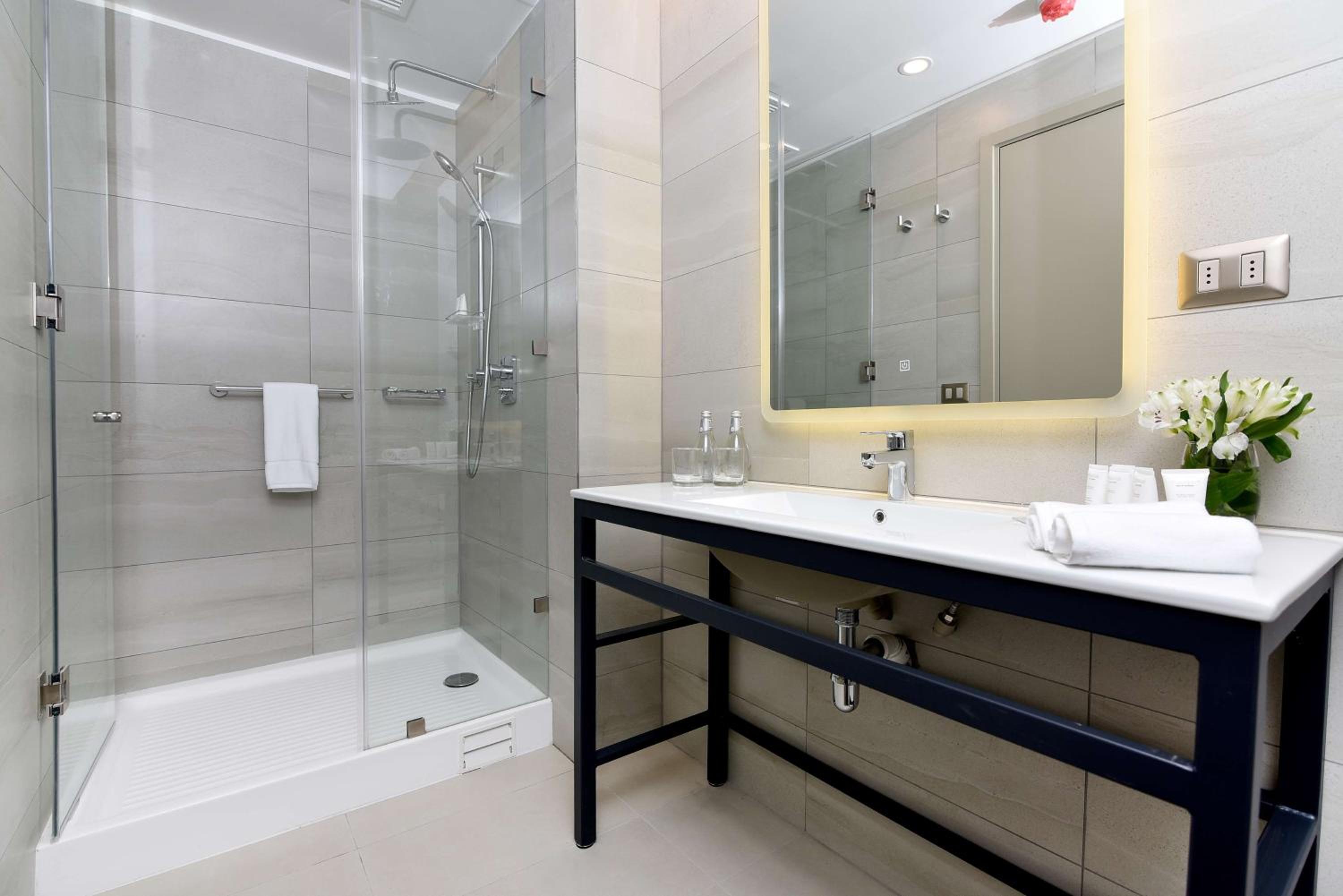 Standard Twin Room - Photo 4