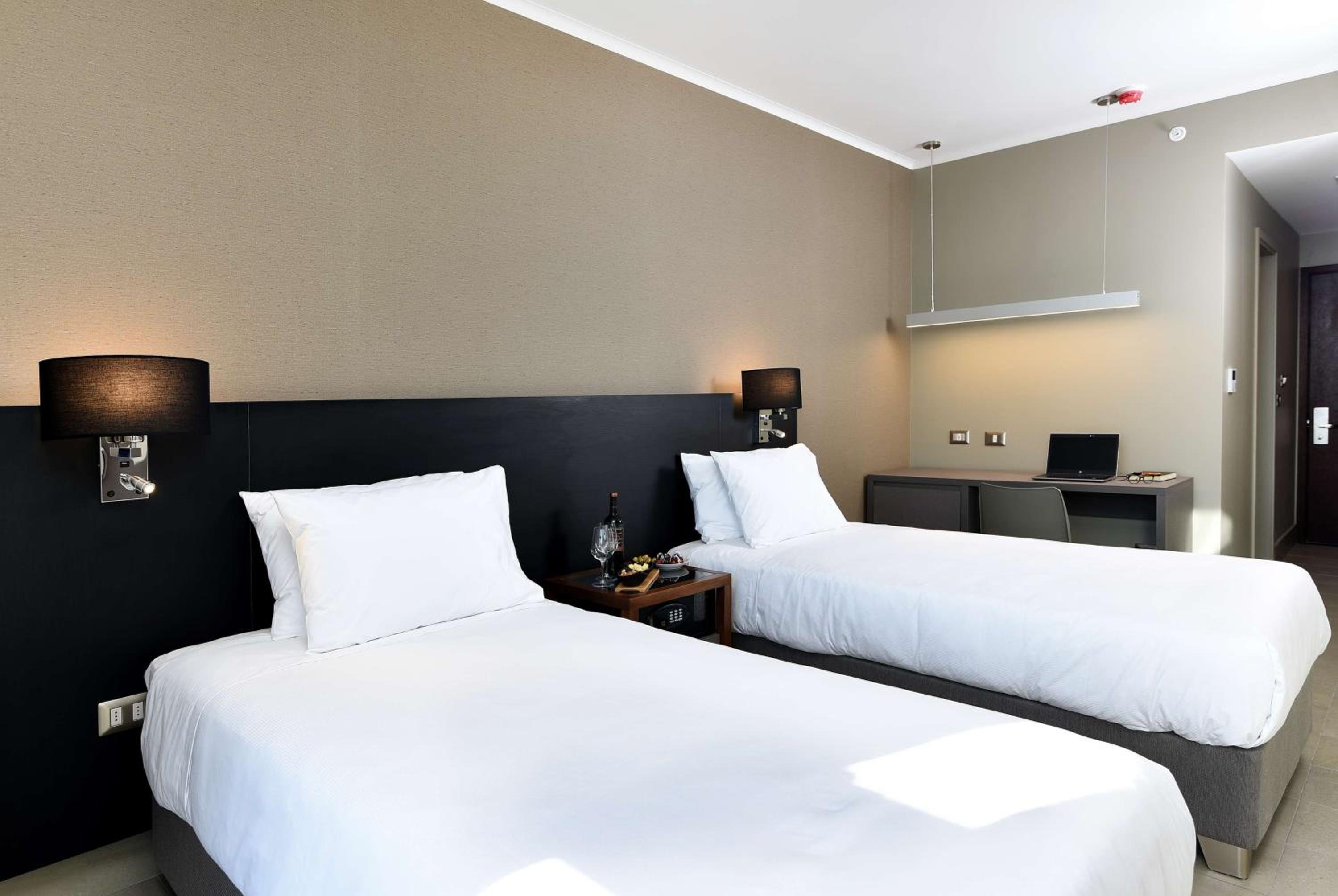 Standard Twin Room - Photo 1