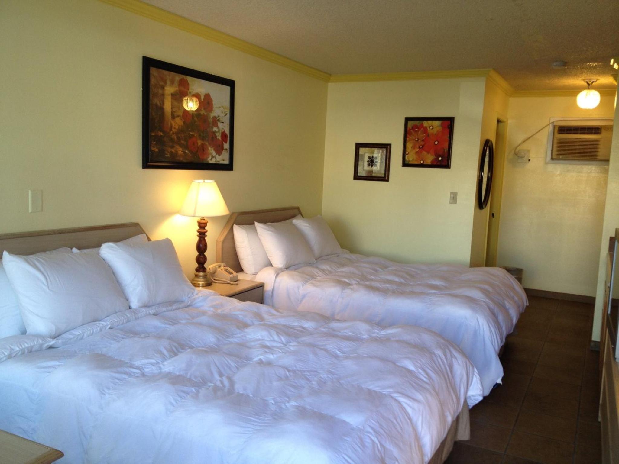 Queen Room with Two Queen Beds photo 1