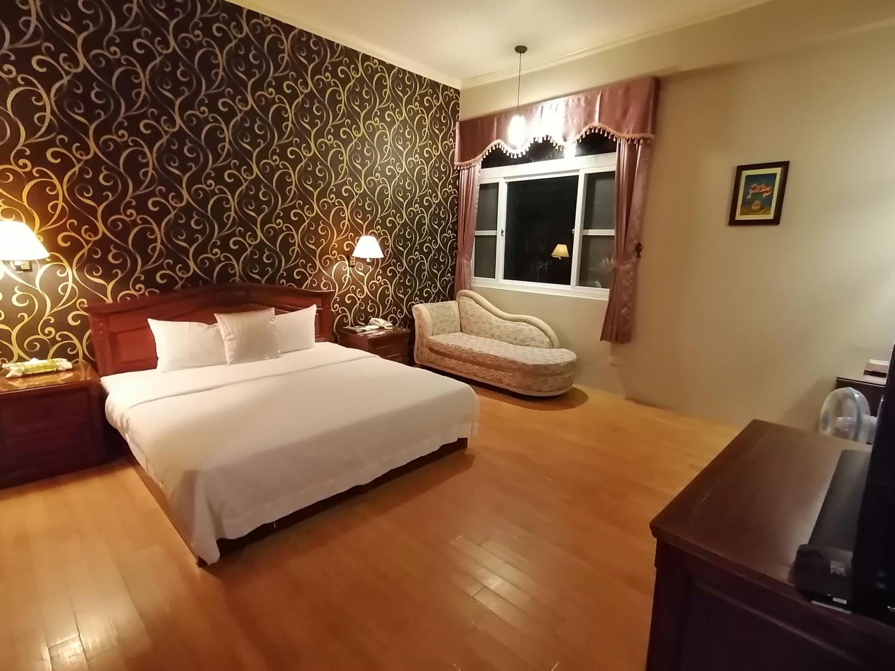 Queen Room photo 2