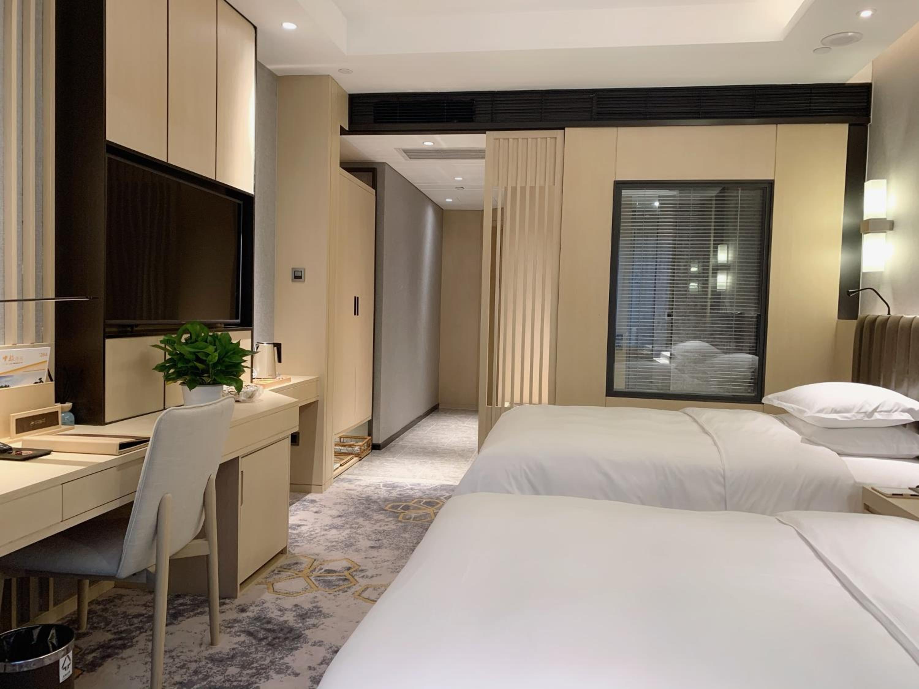 Deluxe Twin Room with City View - Smoking photo 2
