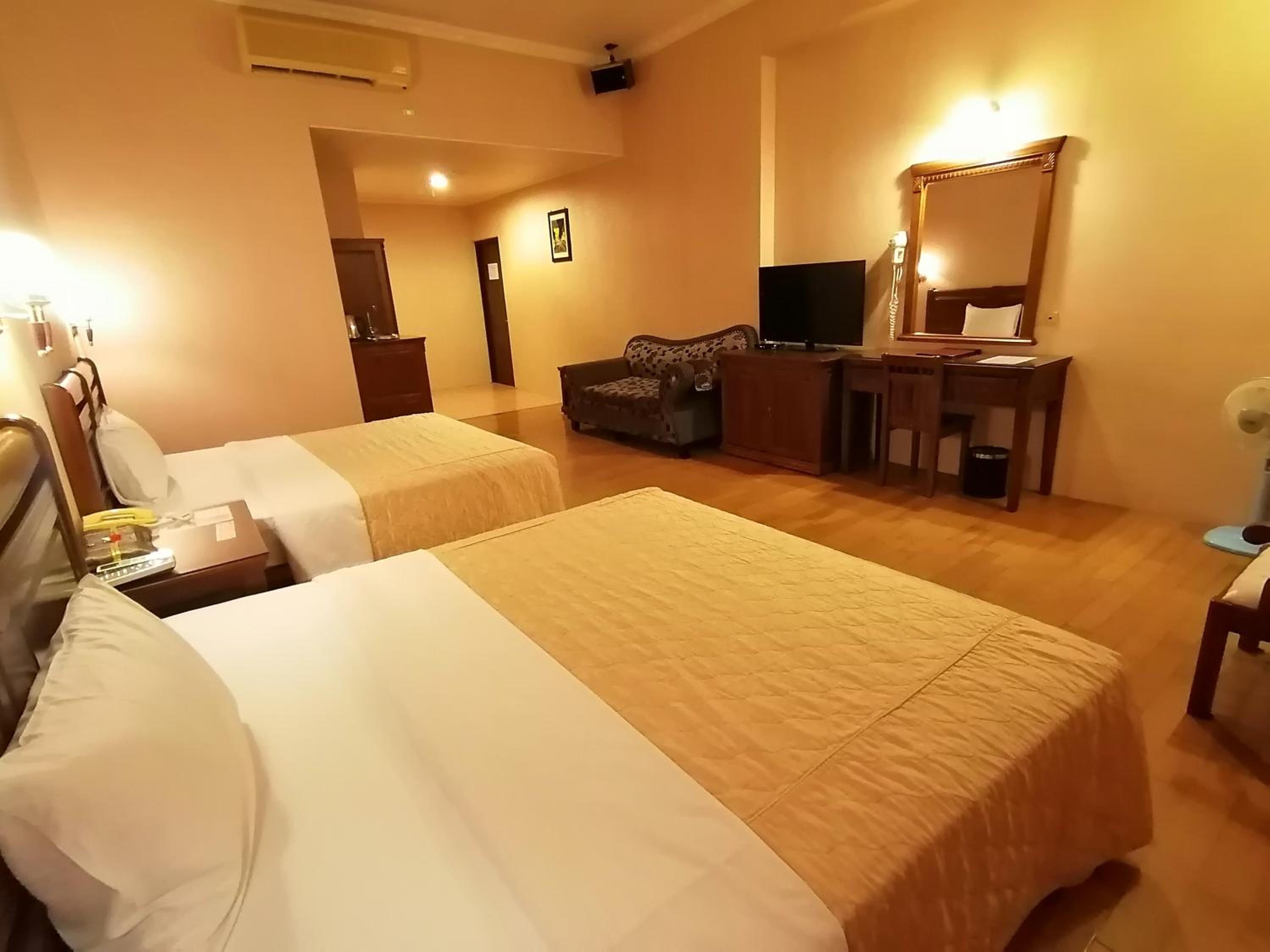 Deluxe Queen Room with Two Queen Beds photo 2