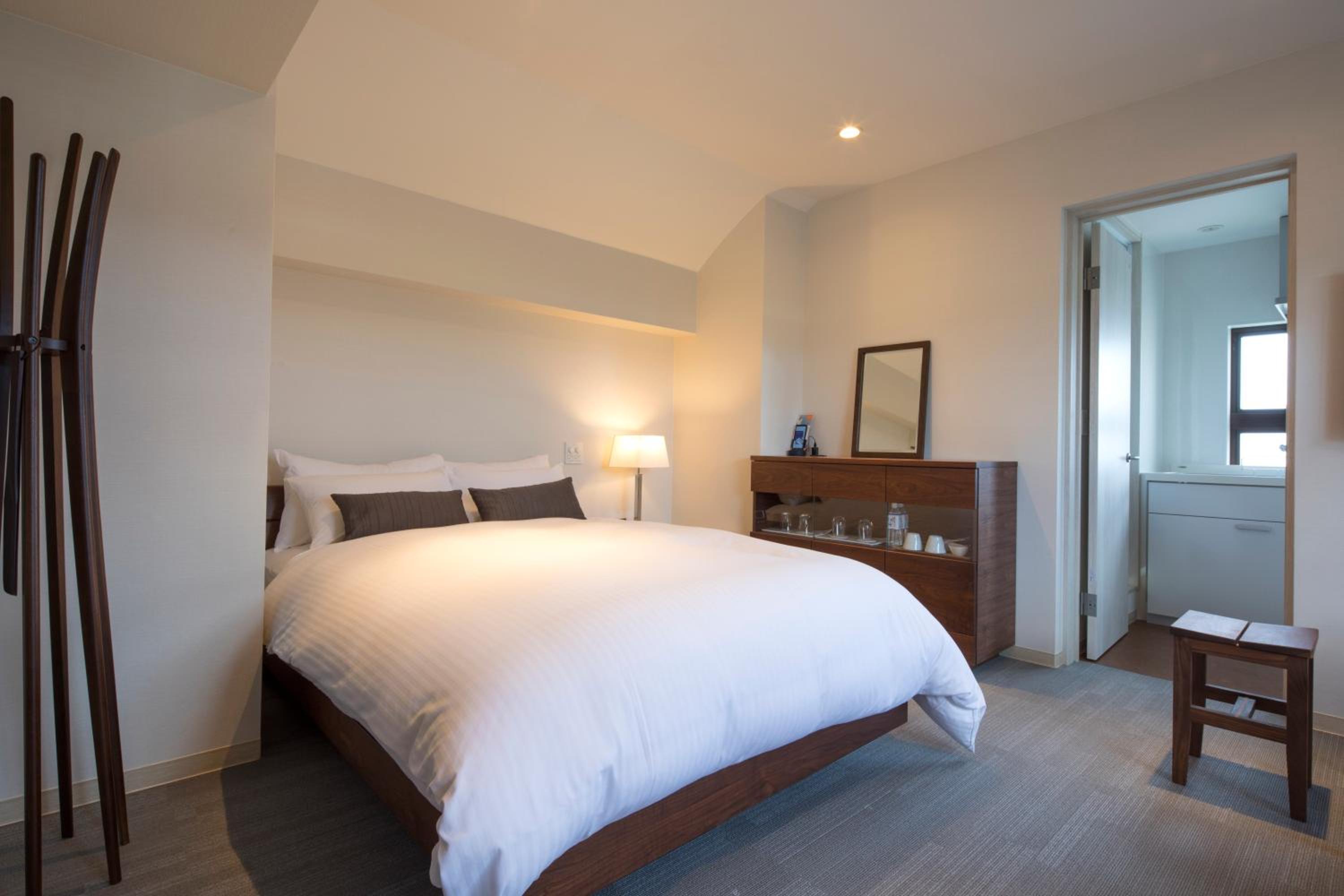 Compact Double Room thumbnail 5