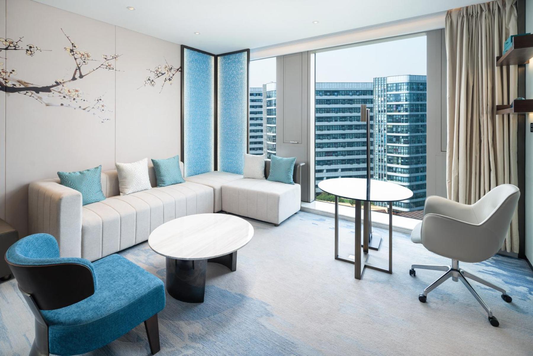 Deluxe Suite - Photo 3