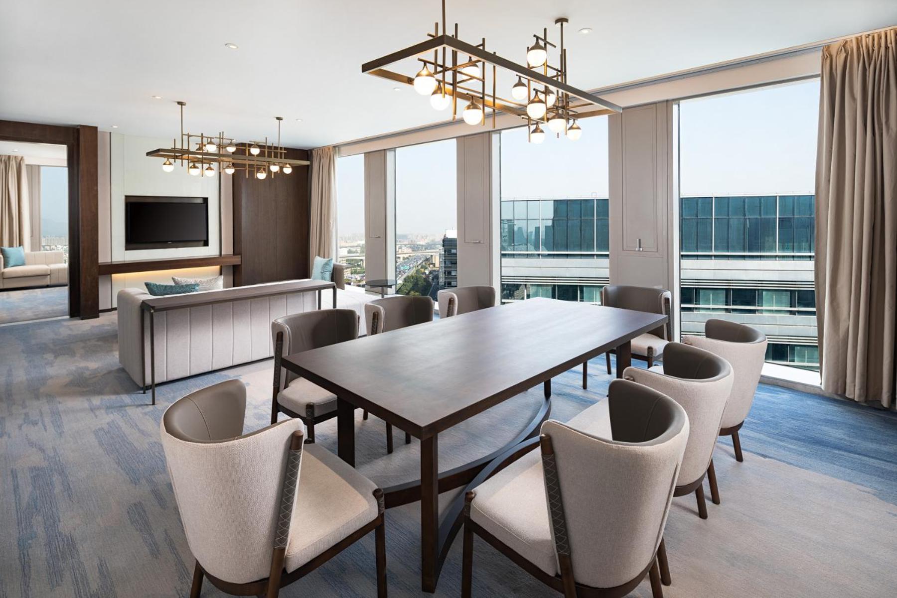 Executive Suite - Photo 2