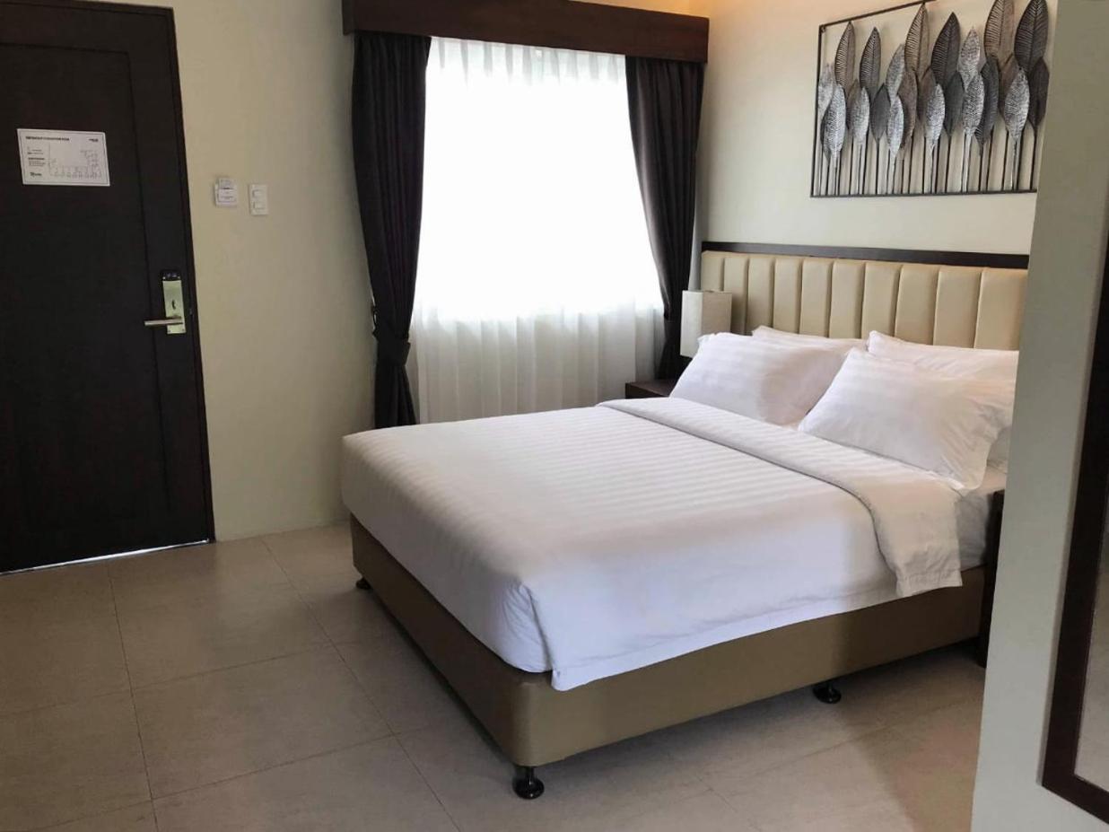 Deluxe Queen Room - Photo 8