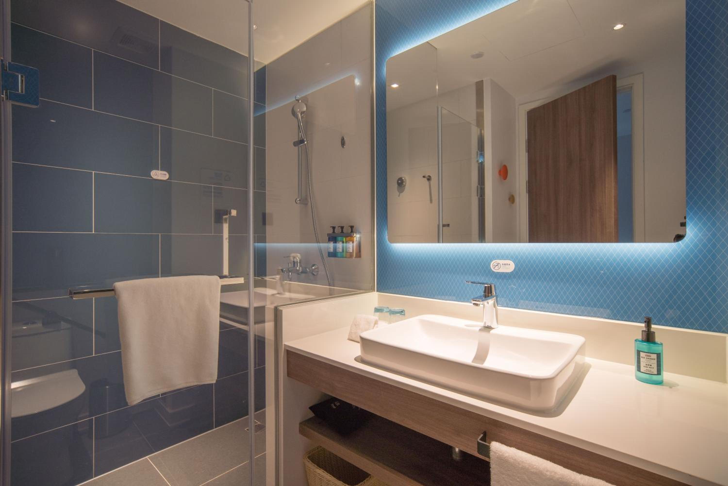 Standard Twin Room with Two Twin Beds thumbnail 5