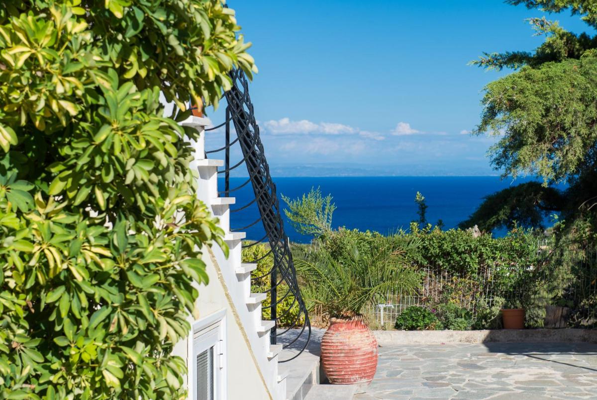 Economy Triple Room with Sea View