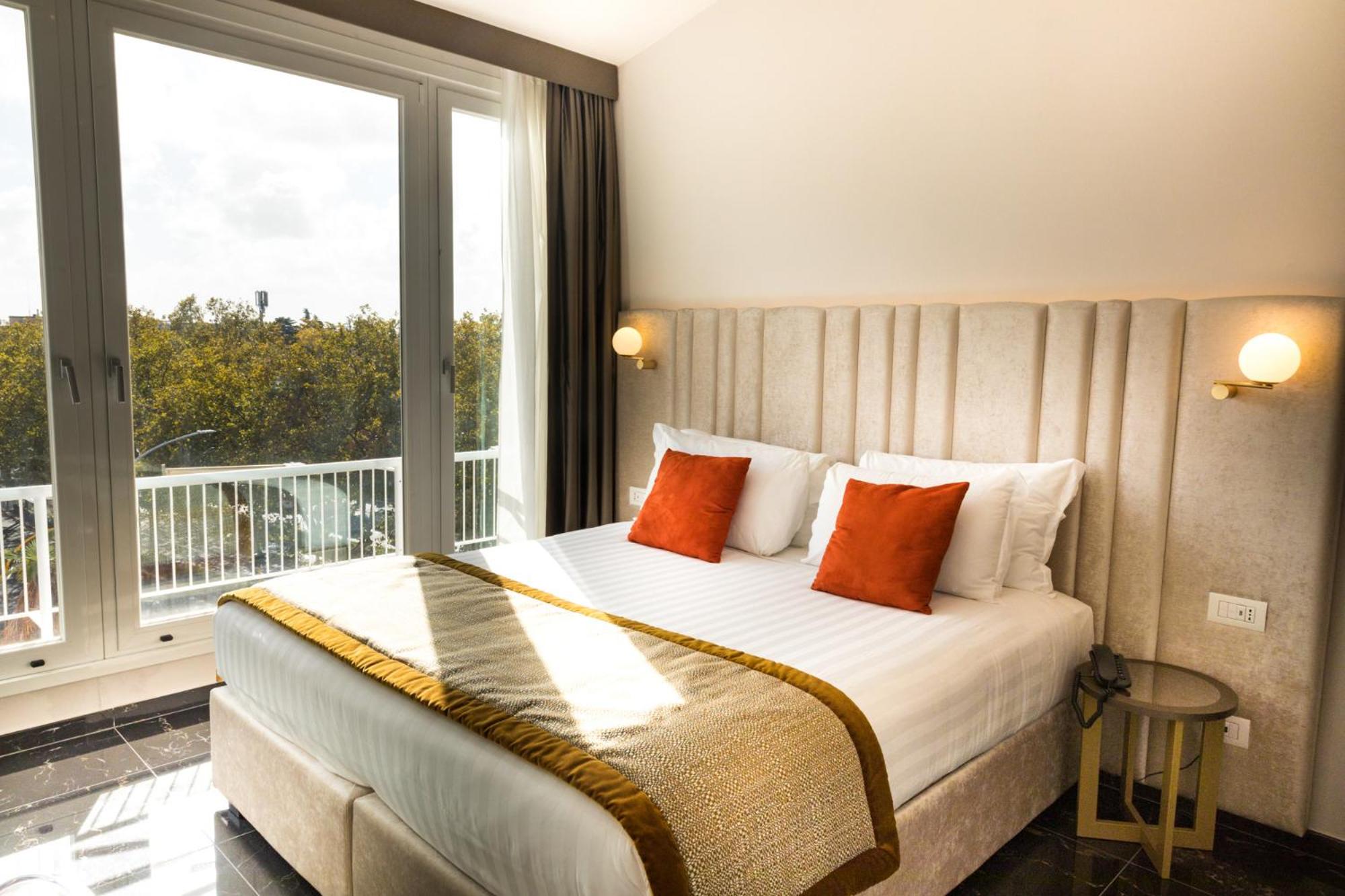 Deluxe Triple Room thumbnail 5