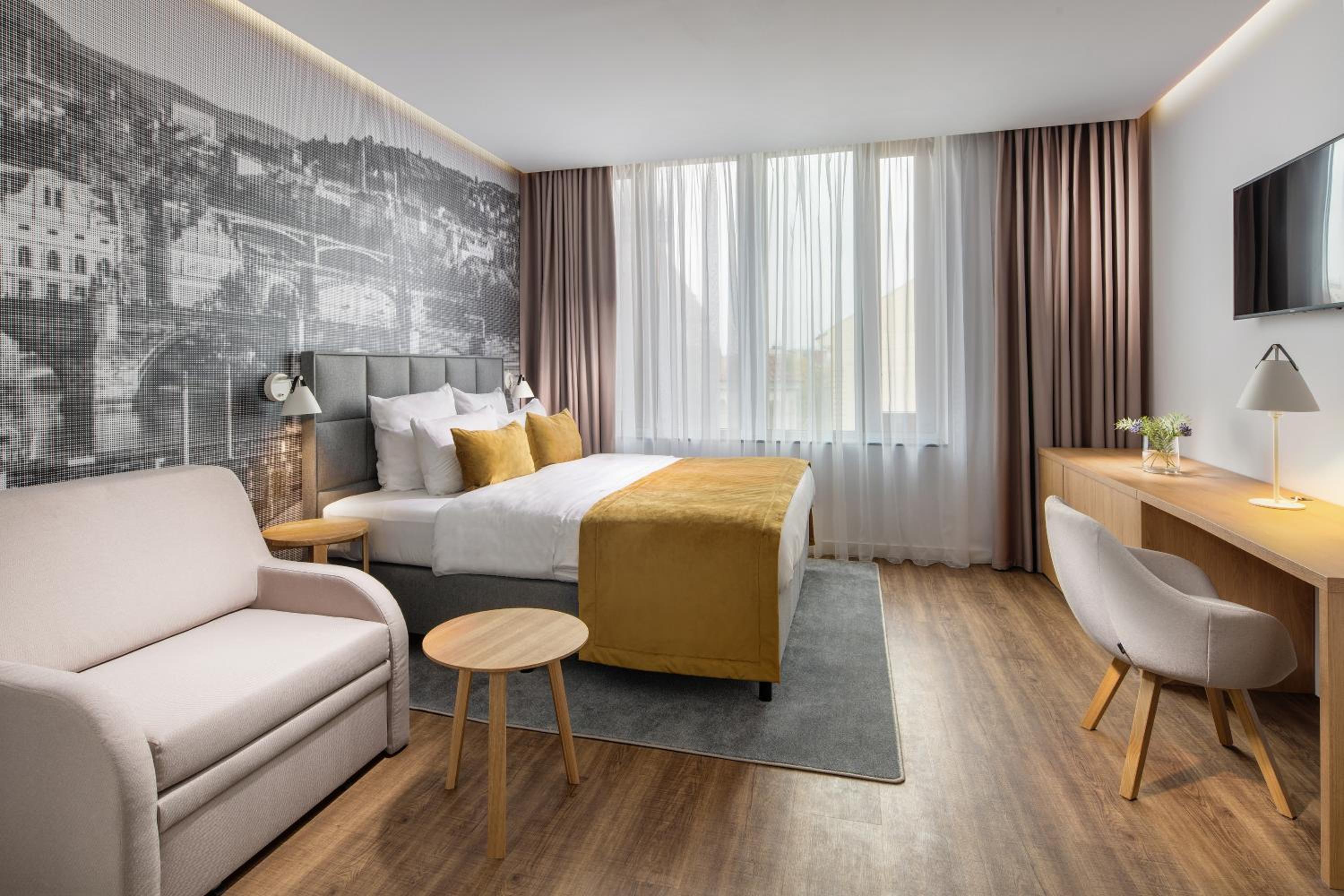 Deluxe Double or Twin Room thumbnail 5