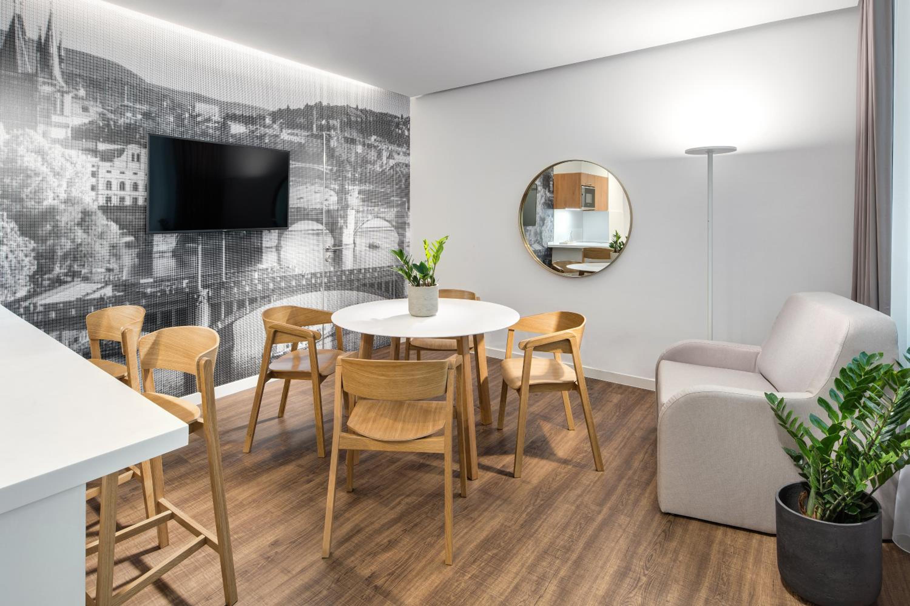 Business One-Bedroom Apartment thumbnail 6