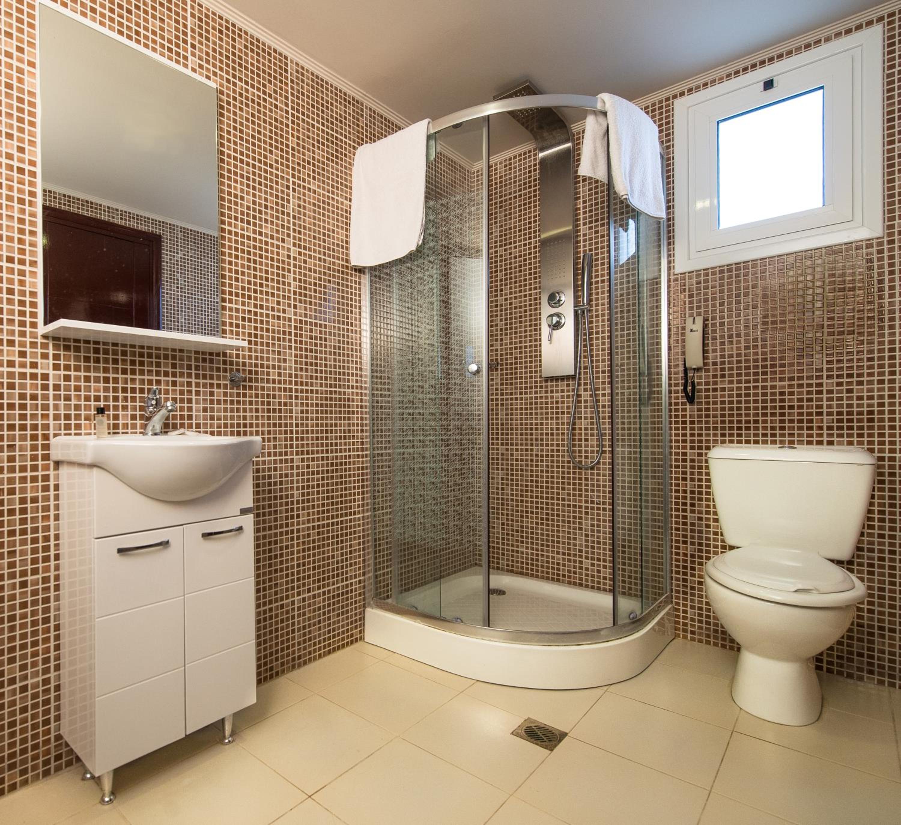 Double or Twin Room with Balcony - Photo 4