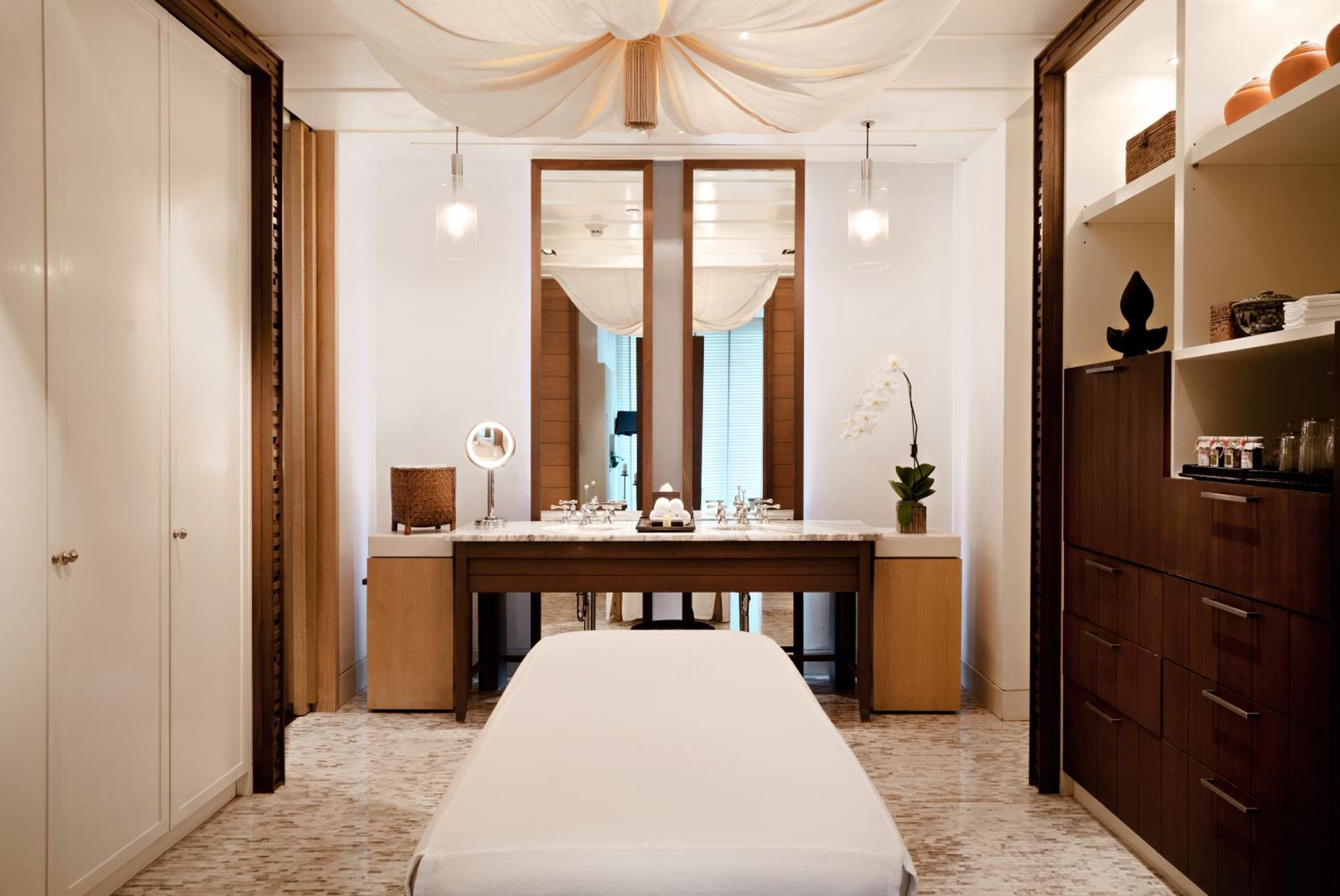 Villa with King Bed - Club Access thumbnail 6