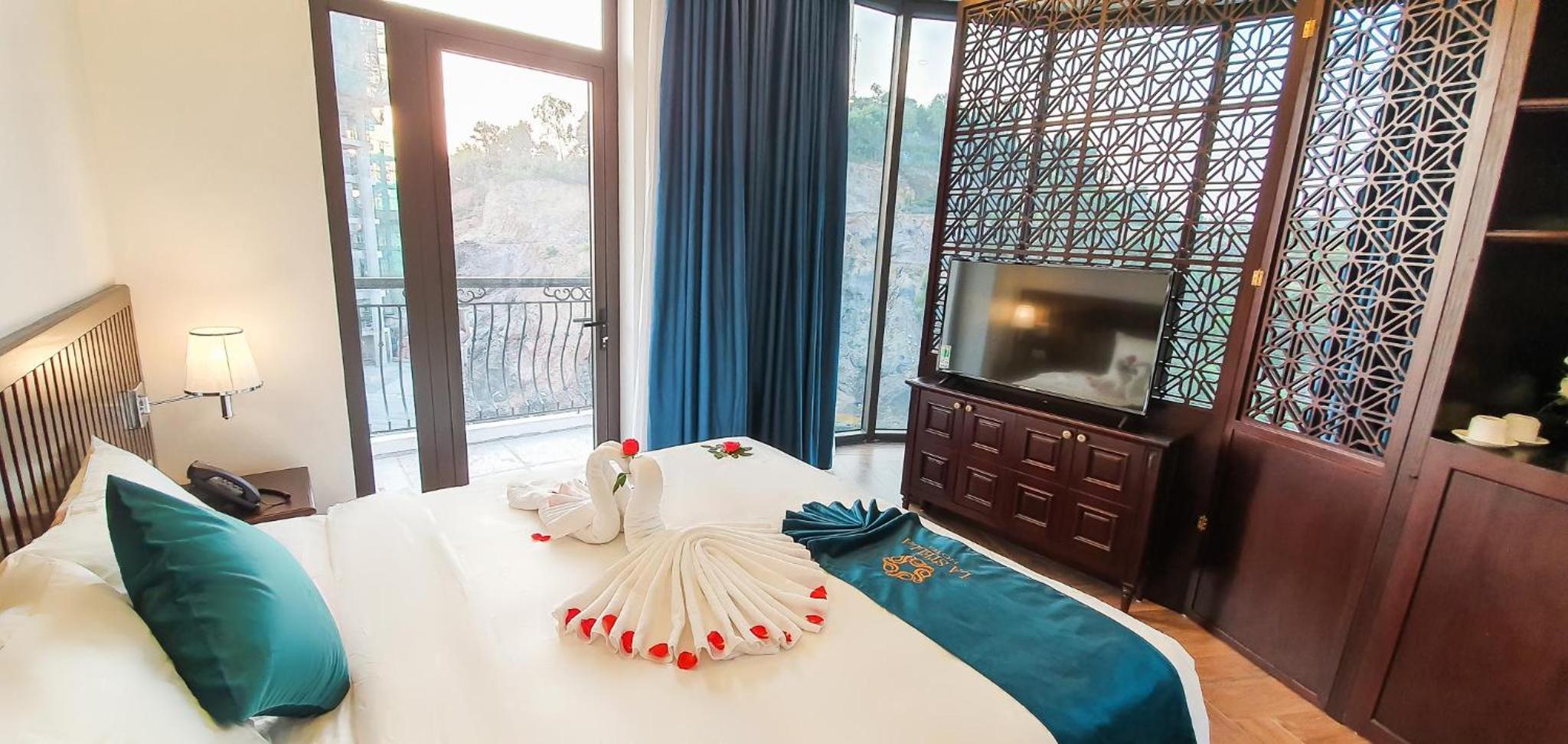 Deluxe Double Room with Balcony - Photo 2
