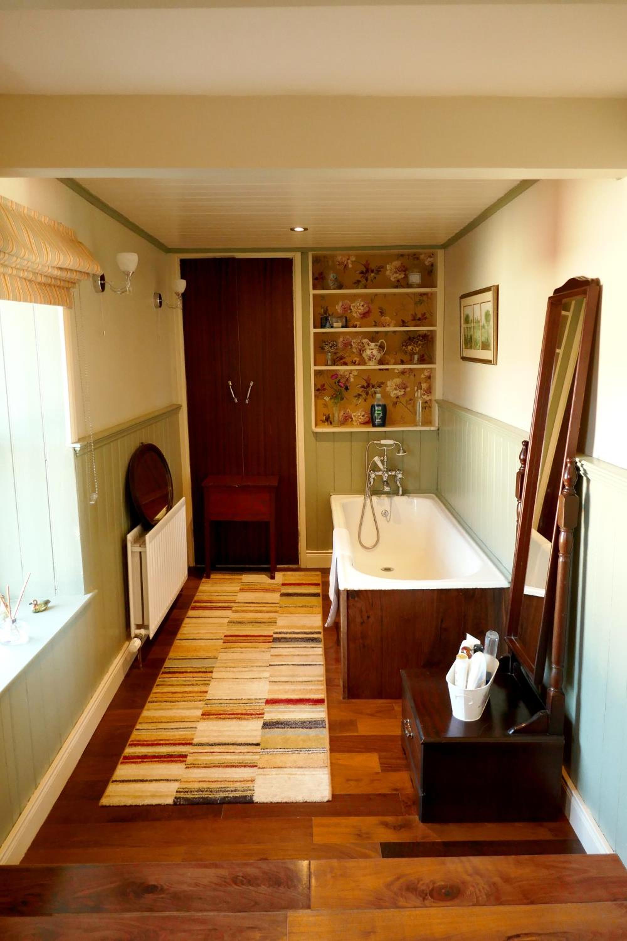 Deluxe King Room - Photo 9