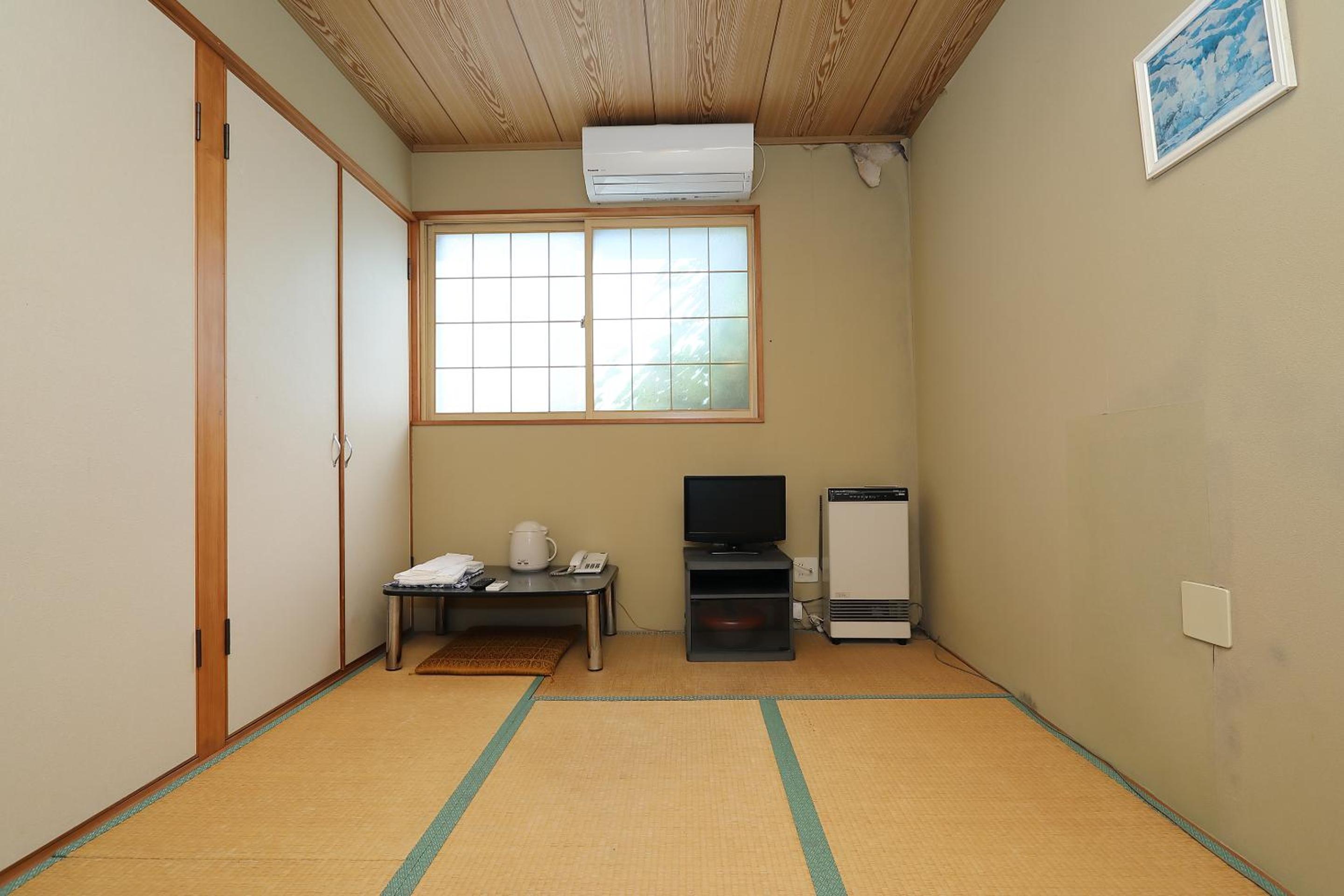 Japanese-Style Single Room with Shared Bathroom - Smoking