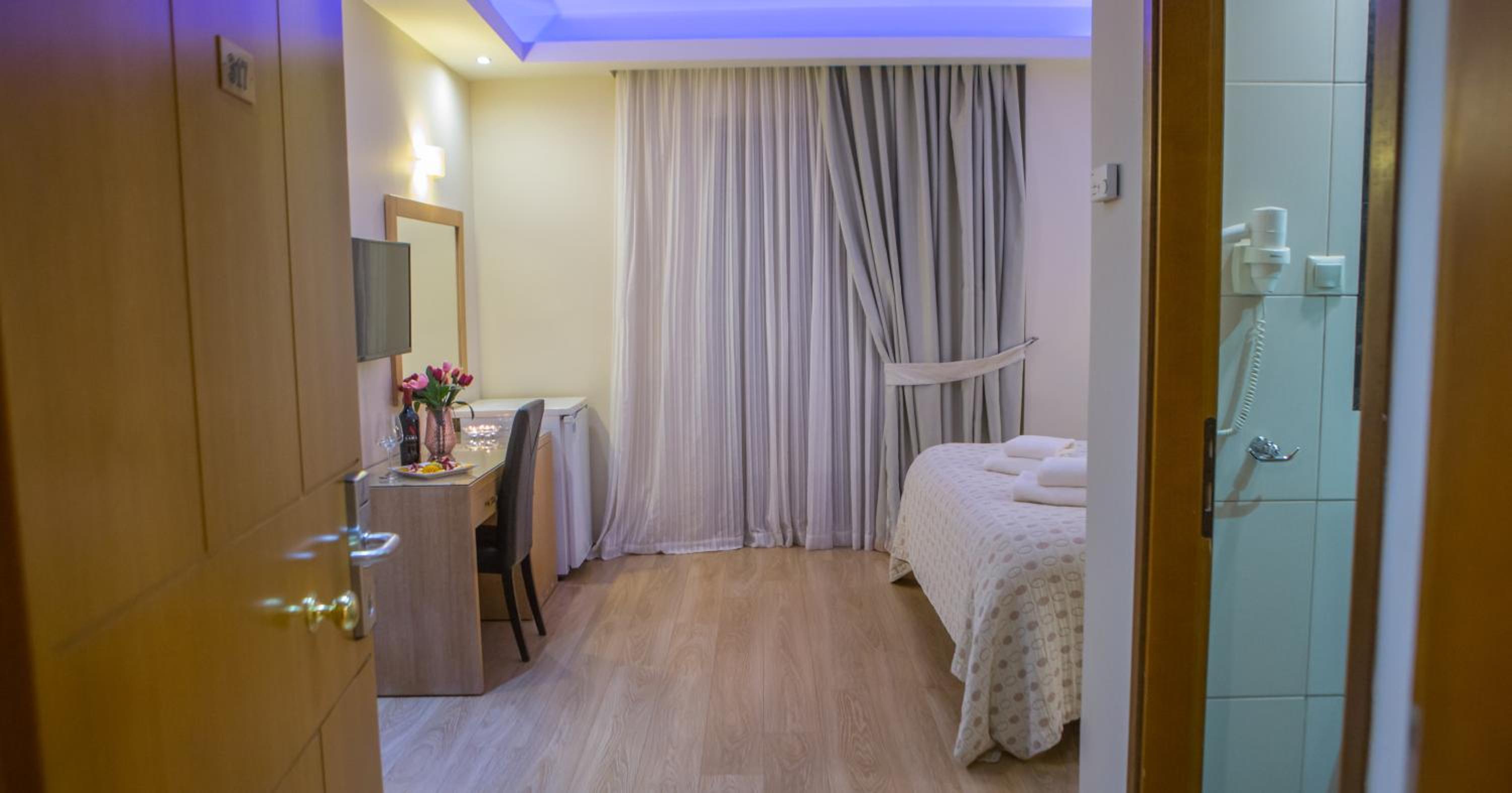 Double or Twin Room - Photo 7