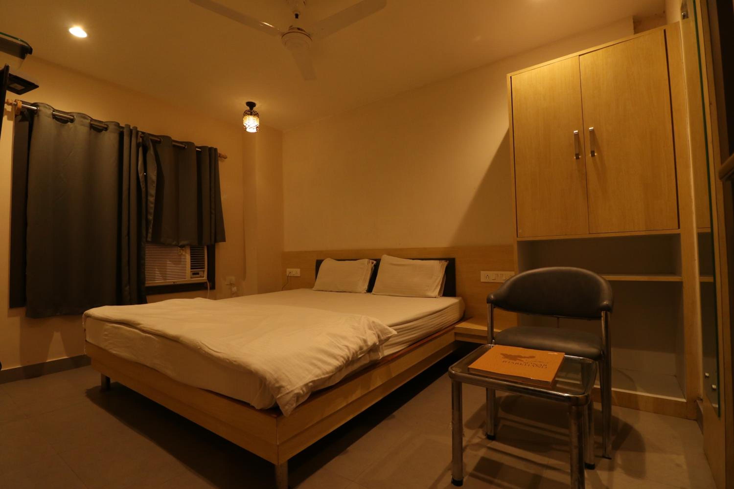 Deluxe Room (2 Adults + 1 Child) - Photo 1