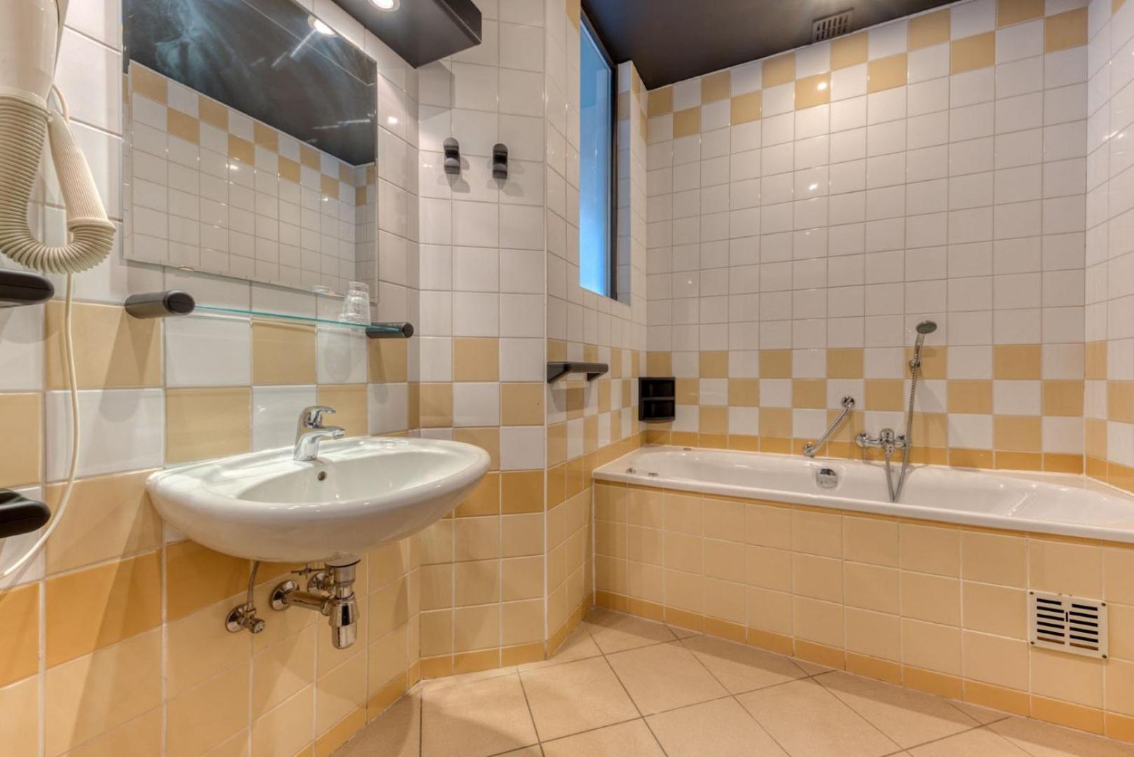 Double Room - Photo 19