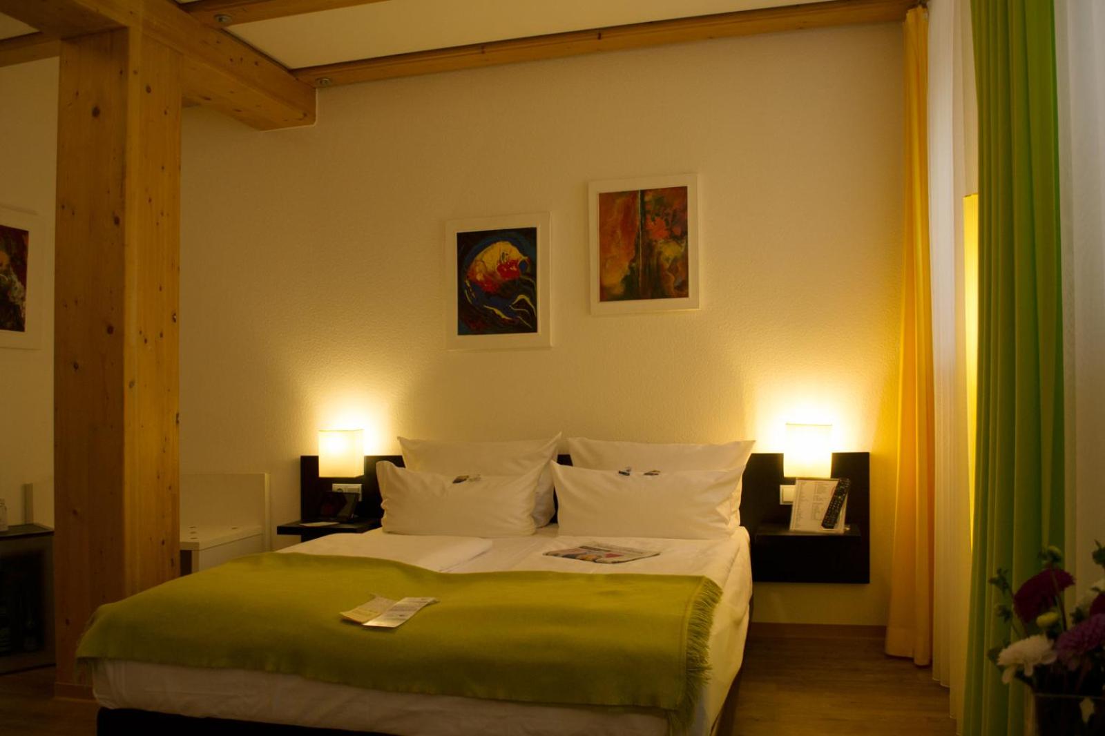 Queen Room photo 2