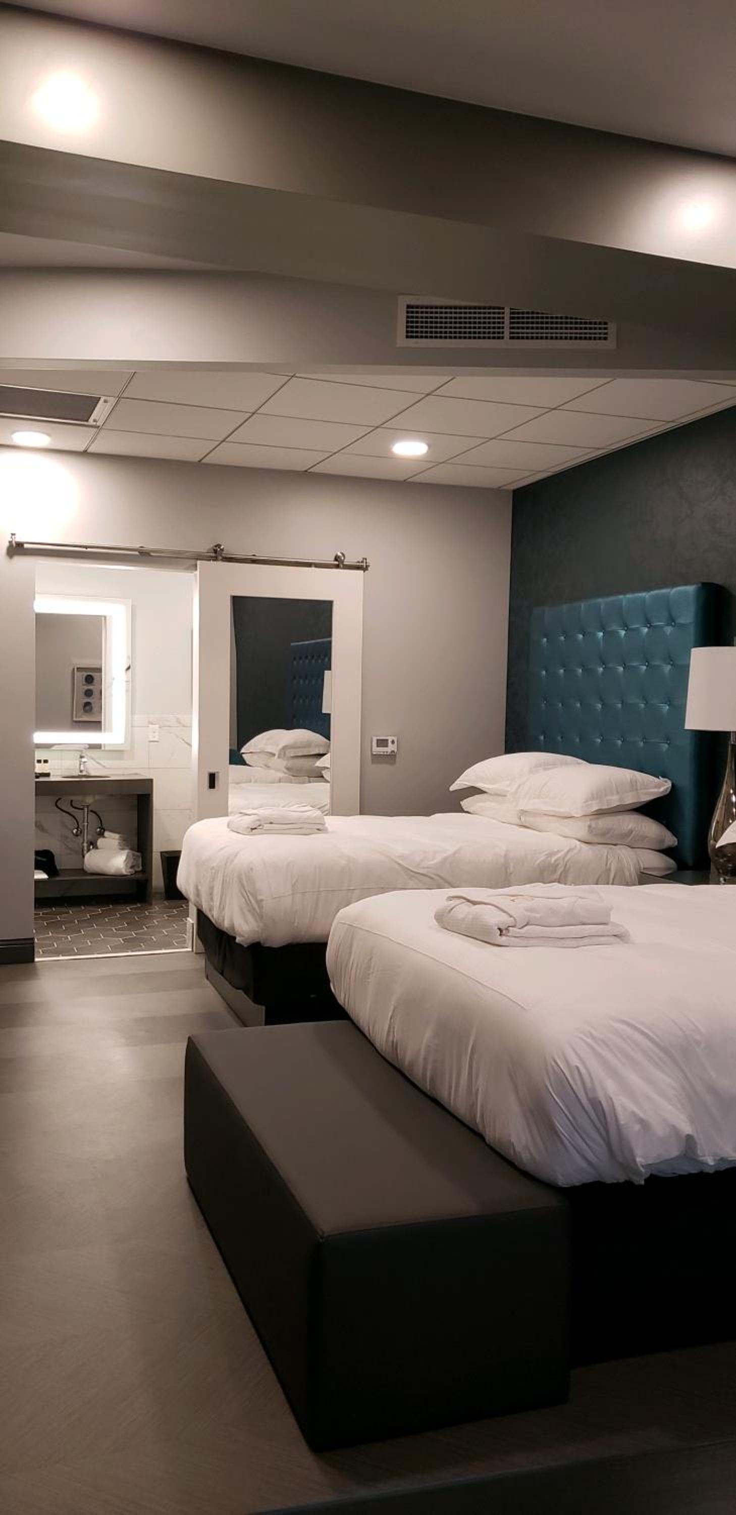 Deluxe Queen Room with Two Queen Beds - Photo 6