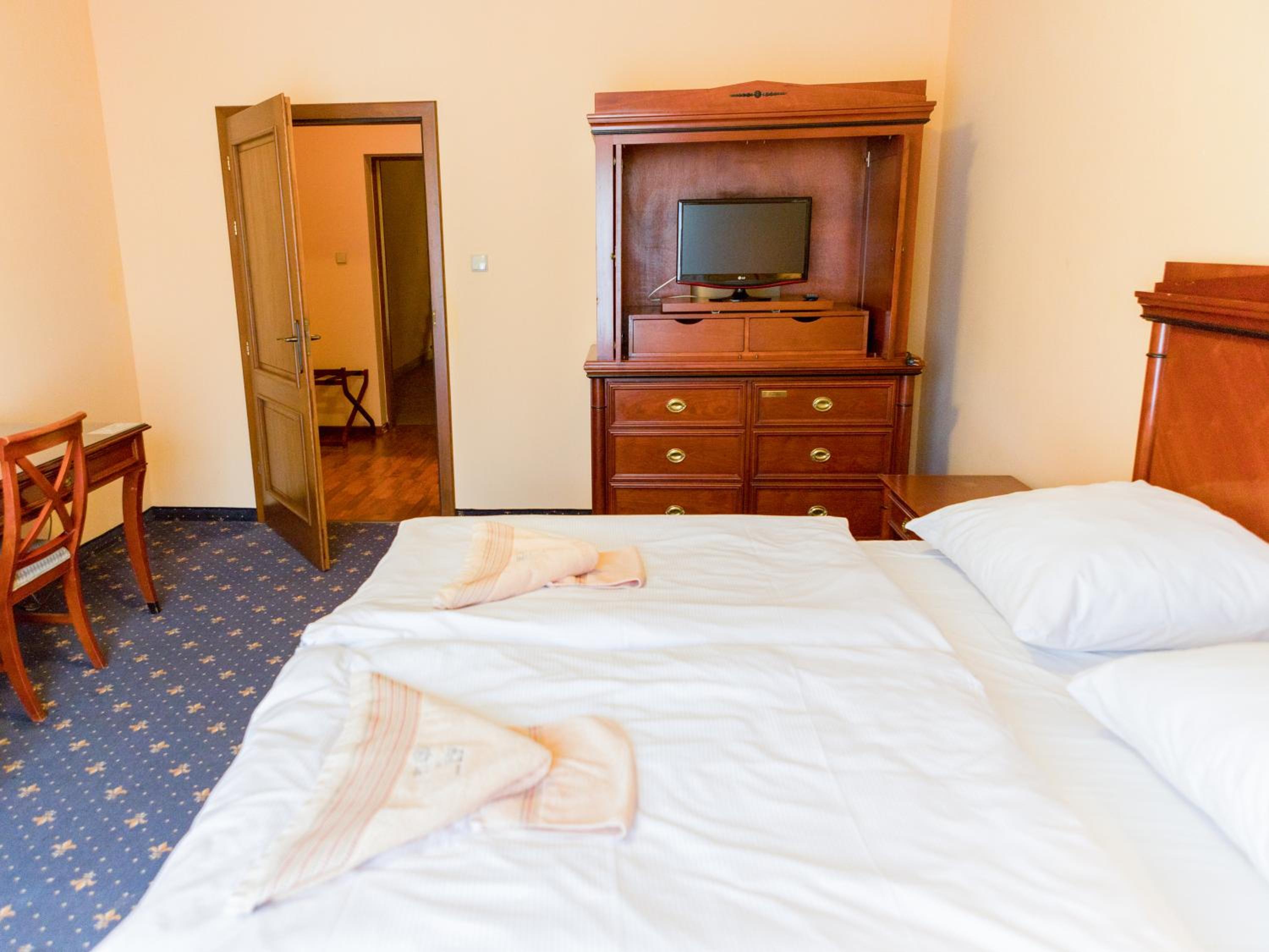 Double or Twin Room - Photo 12