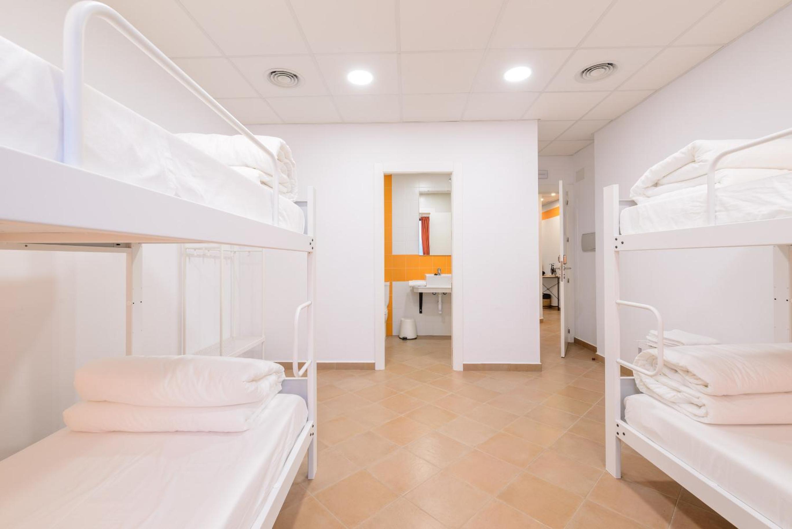 Quadruple Room with Private Bathroom - Photo 1
